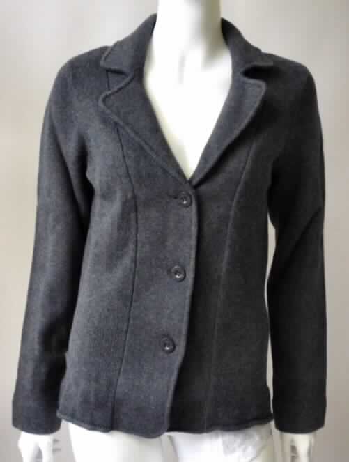Jacke, sog. Strickjacke, Größe 38, Foto siehe Anlage,
- aus verschieden strukturierte, bis zu etwa 3 mm dicken, buntgewirkten (graumelierten) Gewirken aus laut Antrag
  10% Angora und 5% Kaschmir (beides feine Tierhaare), 35% Baumwolle, 28% Viskose (künstliche Chemiefasern)
  und 22% Polyamid (synthetische Chemiefasern); mit in jeder Richtung durchschnittlich weniger als 10 Maschen
  je linearen Zentimeter (somit keine Hemdbluse),
- über die Taille reichend (Rückenlänge: etwa 66 cm),
- mit Reverskragen,
- mit langen Ärmeln,
- vorn mit einer durchgehenden Öffnung mit Knopfverschluss von rechts über links (Frauenkleidung),
- ungefüttert,
- in Bahnen gearbeitet, weist aufgrund des Schnitts eine gewisse Formstabilität auf,
- am unteren Rand abgepasst gewirkt.

"Jacke, aus Gewirken, für Frauen, aus künstlichen Chemiefasern"