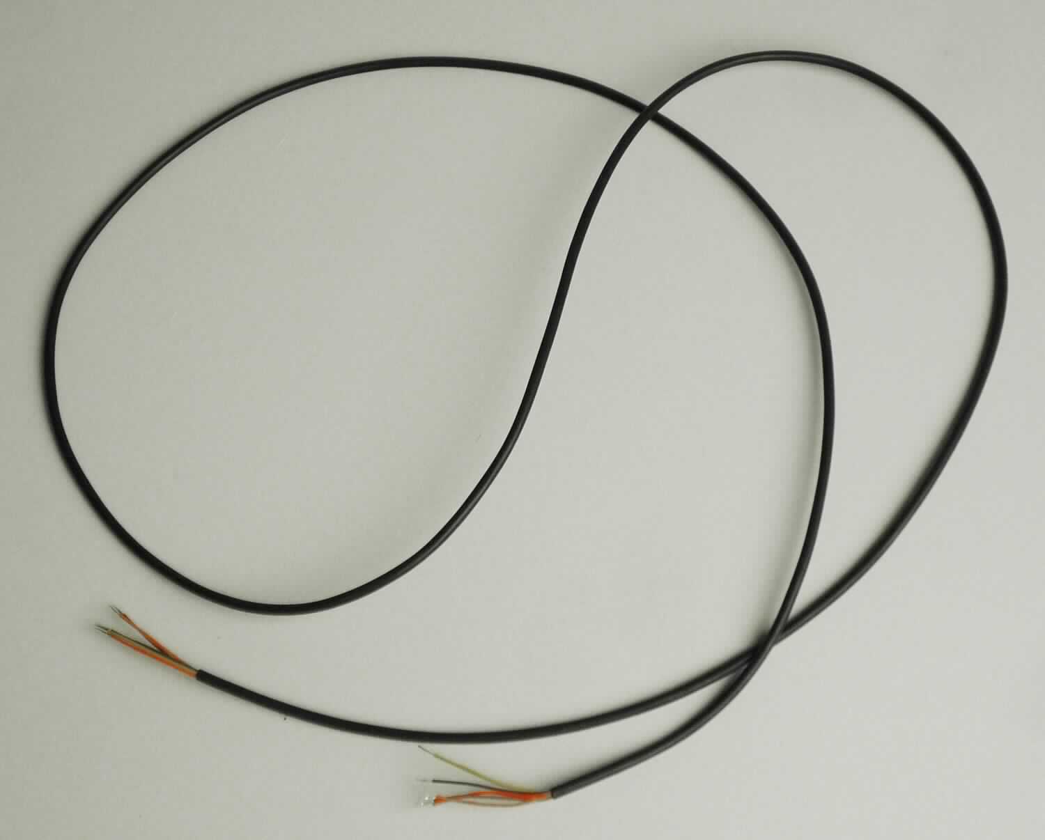 Elektrisches isoliertes Kabel ohne Anschlussstücke,
- bestehend aus fünf isolierten elektrischen Leitern aus Kupfer zu je acht Adern in einer 
  gemeinsamen Kunststoffumhüllung;
- mit einem Durchmesser der Leitereinzeldrähte von 0,08 mm;
- für Spannung von max. 300 V;
- für die Übertragung elektrischer Signale. 

Das Erzeugnis ist als "isoliertes Kabel, kein Wickeldraht, kein Koaxialkabel oder andere koaxiale elektrische Leiter, keine Zündkabelsätze und andere Kabelsätze, andere elektrische Leiter, ohne Anschlussstücke, nicht von der für die Telekommunikation verwendeten Art, kein Durchmesser von mehr als 0,51 mm, für eine Spannung von mehr als 80 V, jedoch weniger als 1000 V" einzureihen.