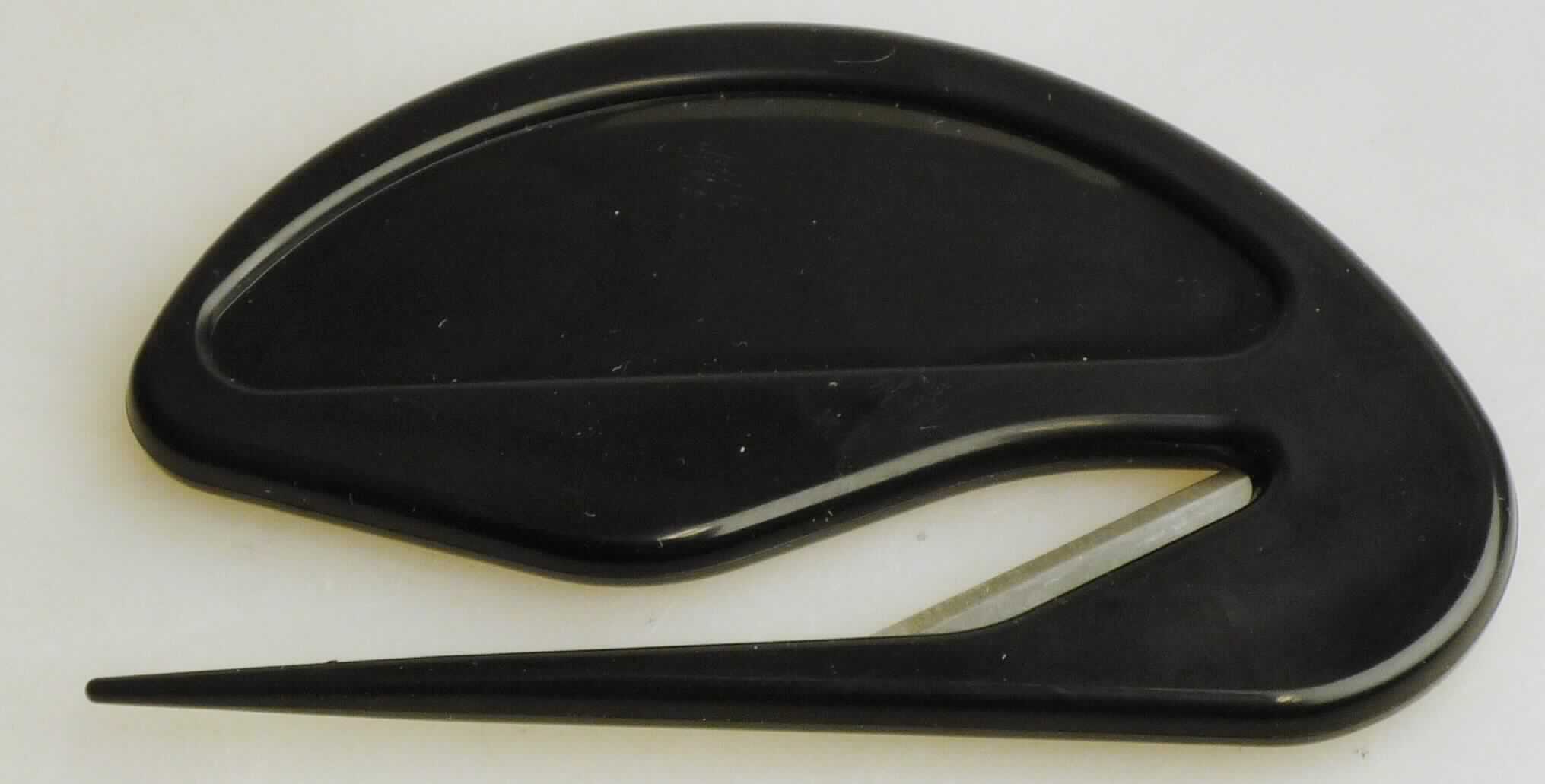 Sog. "Letter Opener/Brieföffner"; es handelt sich um ein mit freiem Arm zu handhabendes Erzeugnis mit einer Länge von ca. 70 mm, einer Breite von ca. 45 mm und einer Dicke von ca. 4 mm, bestehend aus einem gebogenen, flachen, spezifisch geformten Griff aus Kunststoff und einer kleinen, scharfen Klinge aus unedlem Metall. Die Klinge ist auf der innenliegenden Seite des Griffs fest eingesetzt.
Die Ware dient zum Öffnen von Briefen und ist in einer Hülle aus Pappe verpackt.
-Antragstellerangaben-

Abbildung siehe Anlage.

Derartige Erzeugnisse gehören als "andere Schneidwaren (Brieföffner) mit Klinge aus unedlem Metall" zur Codenummer 8214 1000 00 0 des Zolltarifs (ZT).