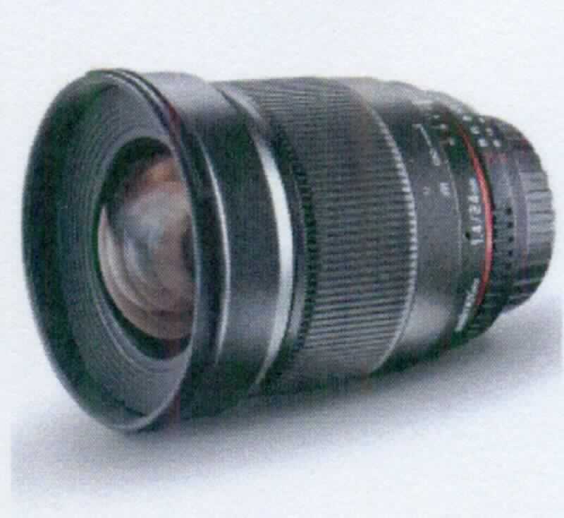 Objektiv für Vollformat und APS-C Kameras mit Gegenlichtblende, Artikelbezeichnung: walimex pro 24/1,4 DSLR Nikon F AE (Artikelnummer 18328), im Wesentlichen bestehend aus einem zylinderförmigen Metallgehäuse u.a. ausgestattet mit einer Innenfokussierung und asphärischen Linsen sowie einem Objektivanschluss. Außerdem ermöglicht ein in dem Objektiv eingebauter Chip das Arbeiten mit Belichtungs- oder Programmautomatik, zusätzlich werden EXIF-Daten wie Blende, ISO-Wert oder Belichtungszeit übertragen.
Äußere Form: siehe Abbildung in der Anlage.
Das Objektiv verfügt über
- eine Brennweite KB von 24 mm,
- eine Lichtstärke von 1 : 1,4, 
- ein Gewicht von 610 g,
- eine Abmessungen von ca. 83 mm x 95,0 mm (Durchmesser x Länge).

Das Objektiv wird auf die Kamera montiert und dient der Fotografie. 

Die Ware, welche jeweils in einem Objektivbeutel gemeinsam mit einer Gegenlichtblende verpackt ist, wird als "optisches Element, aus Stoffen aller Art, für Instrumente, Apparate und Geräte, gefasst (ausgenommen solche aus optisch nicht bearbeitetem Glas), Objektiv für Kameras, nicht erfasst von den Unterpositionen TARIC 9002 1100 10 bis 9002 1100 80" eingereiht.