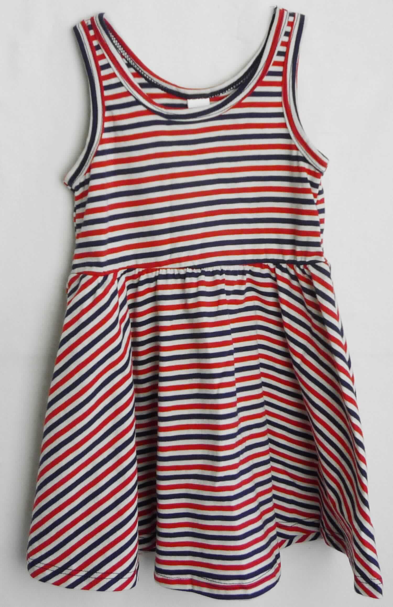 Kleid, sog. Kleid für Babys, Art. RSA0040, für Kinder von 1-2 Jahren (entspricht Größe 86/92), Foto siehe Anlage,
- aus ca. 0,6 mm dicken, buntgewirkten Gewirken aus laut Antrag 100 % Baumwolle,
- über den Schritt reichend (Rückenlänge: ca. 46 cm),
- mit einem runden Halsausschnitt,
- ohne Öffnung und ohne Verschluss,
- ärmellos,
- am unteren Rand durch Umschlagen und Festnähen gesäumt,
- kann ohne ein weiteres, den Unterkörper bedeckendes Kleidungsstück getragen werden,
- aufgrund der Doppelgröße 86/92 keine Einreihung als Kleidung für Kleinkinder.

"Kleid, aus Gewirken, für Mädchen, aus Baumwolle"