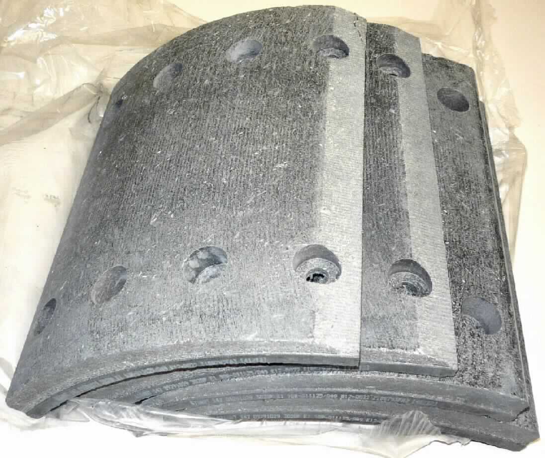 Angaben: Warenart: Trommelbremsbelag.

Feststellungen: Äußere Beschaffenheit des vorgelegten Warenmusters: graue, rechteckige, gebogene Platte mit acht Löchern zur Montage, augenscheinlich graue, metallisch-glänzende Partikel sowie weiße Fasern.

Die Angaben der Antragstellerin werden als zutreffend unterstellt.

Befund: Zolltariflich handelt es sich bei dem Artikel um einen Reibungsbelag, nicht montiert, für Bremsen, auf der Grundlage von anderen mineralischen Stoffen oder Zellstoff der Position 6813 des Zolltarifs.