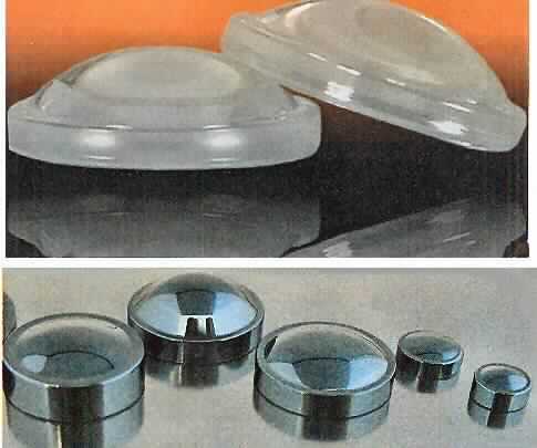 Optische Elemente aus Glas, sog. asphärische Linsen, Foto siehe Anlage,
ein Warenmuster wurde nicht vorgelegt, die Einreihung erfolgt anhand der Antragsangaben, 
- runde Elemente aus Glas, an einer Seite konvex gearbeitet,
- hergestellt in einem Pressverfahren,
- nicht optisch bearbeitet,
- ungefasst bzw. in einer Hülse aus Stahl gefasst,
- in Form von klarsichtigen Standardlinsen und dunklen Infrarotlinsen,
- in verschiedenen Abmessungen,
- werden u. a. in Laserquellen verwendet, um das Laserlicht zu kollimieren,
- keine Einreihung in das Kapitel 90, weil die Elemente nicht optisch bearbeitet sind.

"Optische Elemente, aus Glas, nicht optisch bearbeitet, keine Ware der Position 7015"