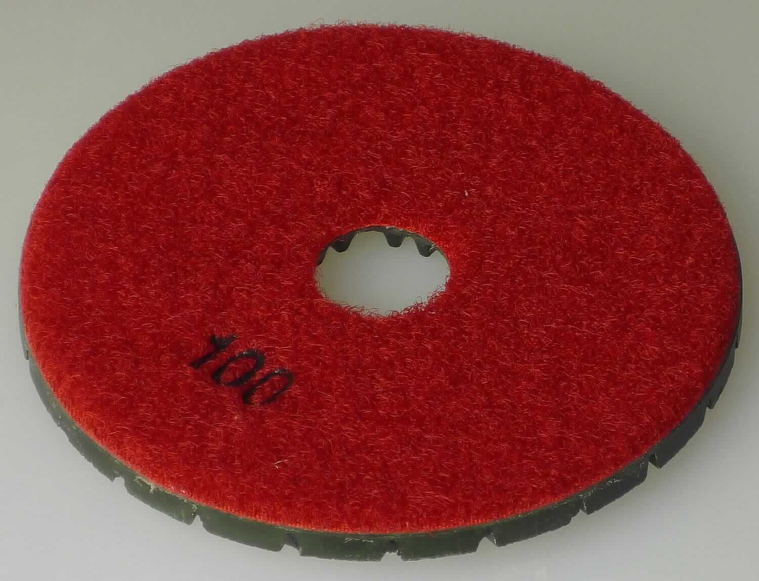 Angaben: Schleifscheibe aus Kunstharz mit Diamantpartikeln, mit künstlich hergestelltem Diamant als arbeitendem Material
Anwendung: zum Schleifen von Steinen (z.B. Granit, Marmor usw.)

Warenbeschaffenheit:
runde, gelochte Scheibe aus grauem Kunststoff mit wabenartigem Profil und rotem Vliesbelag auf der Oberseite, Durchmesser 10 cm, die Diamantpartikeln sind in dem Kunststoff eingebettet

Befund:
Schleifsteine und dergleichen, ohne Gestell, zum Schleifen, aus agglomerierten synthetischen Diamanten, andere