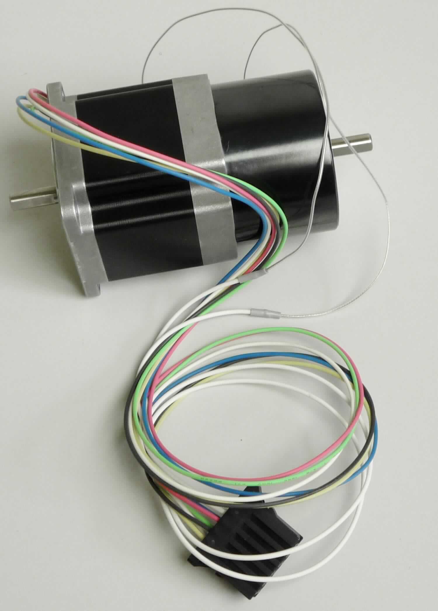 Elektromotor, sog. Motor Up/Down 2 Assy,
- in Form eines Synchronmotors (Schrittmotor) in einem würfelförmigen Motorgehäuse mit zylinderartiger Abstufung, 
- mit einem mehradrigen Kabel mit Stecker versehen, 
- mit einer Leistung von ca. 6,9 W 
- zum Einbau in einen Reagenz Probearm.

Das Erzeugnis ist als "Elektromotor mit einer Leistung von 37,5 W oder weniger, Synchronmotor mit einer Leistung von 18 W oder weniger, nicht für bestimmte Luftfahrzeuge, keine Ware der Unterposition 8501 1010 20, - Schrittmotor" einzureihen.