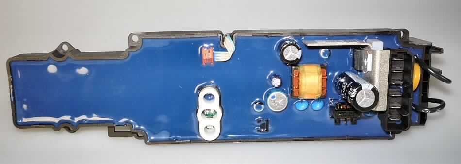 Drehzahlregler, im Wesentlichen bestehend aus einem Kunststoffgehäuse (ca. 215 x 57 x 13,3 mm) mit Steckverbindern, Anschlusskabeln und vier Befestigungsösen. In das Gehäuse ist eine mit aktiven und passiven Bauelementen versehene Platine eingelassen, welche zum Teil in Kunststoff eingegossen ist. Das Gerät dient der Regelung der Drehzahl eines Bohrhammers (nicht Gegenstand dieser vZTA). Die über ein Potentiometer (nicht Gegenstand dieser vZTA) eingestellte Drehzahl (Sollwert) wird aufgrund fortlaufender Messungen des tatsächlichen Wertes (Istwert) gegen störende Einflüsse aufrechterhalten. Über ein Stellglied (Triac) wird die Motordrehzahl eines Elektromotors entsprechend der gewünschten Drehzahl geregelt.
Die Ware wird als "Gerät zum Regeln nicht elektrischer Größen (Drehzahl), anderer als Unterposition (TARIC) 9032 1020 10 bis 9032 8900 40" eingereiht.

Abbildung: siehe Anlage
