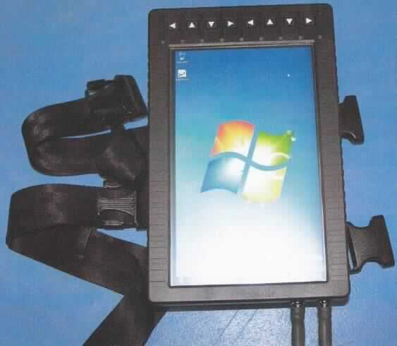 Tragbarer Rechner sog. Mission Tablet Computer, MTC,  im Wesentlichen bestehend aus einer Zentraleinheit mit Prozessor, 4 GB Arbeitsspeicher, 32 GB Festspeicher, Grafik- und Audiobausteinen sowie Farbdisplay mit Hintergrundbeleuchtung und berührungsempfindlicher Oberfläche (Touchscreen) in einem Gehäuse mit einer Breite von weniger als 170 mm. Das Gerät mit einem Gewicht von weniger als 1,8 kg ist mit Ethernet-, RS 422-, USB- und Stromversorgungs-Anschluss sowie Bedienelementen ausgestattet.
Es verfügt über Speicher für Datenverarbeitungsprogramme und Daten, ist frei programmierbar nach Benutzeranforderungen, vermag Rechenoperationen nach Benutzeranweisungen durchzuführen und ist in der Lage, den Programmablauf durch logische Entscheidungen selbst zu ändern.

Die Ware wird als "tragbare automatische Datenverarbeitungsmaschine mit einem Gewicht von weniger als 10 kg, aus einer Zentraleinheit, einer Tastatur und einem Bildschirm bestehend" eingereiht.

Anlage: 1 Abbildung