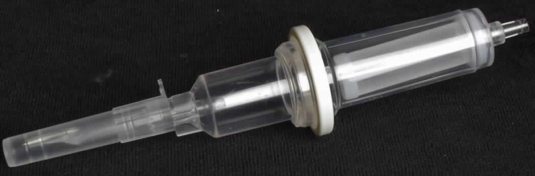 Tropfkammer, bestehend aus einer transparenten Kunststoffkammer, mit Einstechdorn mit Stahlspitze am oberen Kammerteil und zylindrischem innenliegenden Filter im unteren Kammerabschnitt. Die Tropfkammer wird oben an Glas- oder Vakuumflaschen angeschlossen, unten an ein Schlauchsystem mit Rollenklemme, das über einen venösen Zugang mit dem Patienten verbunden wird. Das komplette Transfusionssystem dient der Zufuhr von Blutkomponenten. 
Zur äußeren Form siehe Abbildung in Anlage.
Die Ware wird als "Teil, erkennbar hauptsächlich zur Verwendung für ein Transfusionsgerät" eingereiht.