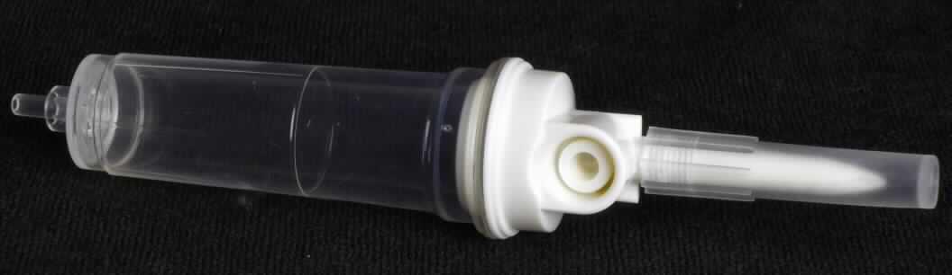 Tropfkammer, bestehend aus einer transparenten Kunststoffkammer, mit Einstechdorn und verschließbarer manueller Belüftung mit integriertem Bakterienfilter in der Abdeckung. Die Tropfkammer wird oben an eine Infusionslösung angeschlossen, unten an ein Schlauchsystem mit Rollenklemme, das über einen venösen Zugang mit dem Patienten verbunden wird. Das komplette System dient der Druck- oder Schwerkraftinfusion von Infusionslösungen.
Zur äußeren Form siehe Abbildung in Anlage.
Die Ware wird als "Teil, erkennbar hauptsächlich zur Verwendung für ein Infusionsgerät" eingereiht.