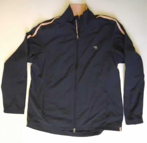 Kombination, sog. Damen Sportanzug, bestehend aus einer Jacke und einer langen Hose, Größe 46,
siehe beigefügtes Foto,
- in gemeinsamer Aufmachung für den Einzelverkauf, 
- aus 0,3 mm dicken, einfarbigen Geweben aus lt. Antrag 80% Polyester (synthetisch Chemiefasern)
  und 20% Baumwolle,
- aufgrund der Ausstattung des Oberteils (fehlende Verengung an den Ärmelabschlüssen) kein
  Trainingsanzug der Position 6211,
- vollständig aus ein und demselben Flächenerzeugnis hergestellt; mit aufgenähten,
  kontrastfarbenen Streifen aus Geweben verziert, die sich auf der Jacke und auf der Hose
  im gleichen Umfang wiederholen; im Brustbereich mit einer aufgestickten Verzierung von
  geringem Umfang,
- gefüttert,
- Jacke: über die Taille reichend (Rückenlänge: 73 cm); mit Stehkragen; vorn mit einer 
  durchgehenden Öffnung mit Reißverschluss; am Kragenrand mit einer kurzen Überlappung von 
  rechts auf links (Frauenkleidung); mit langen Ärmeln; ohne verengende Abschlüsse an den
  Ärmelenden; mit zwei eingesetzten Taschen mit Reißverschluss unterhalb der Taille; mit einem
  geraden Abschluss am unteren Rand,
- lange Hose: in der Taille abschließend, mit einem 4 cm breiten, elastischen Taillenbund mit
  Kordelzug; ohne Öffnung und ohne Verschluss; vorn mit zwei eingesetzten Taschen mit 
  Reißverschluss; mit knöchellangen Hosenbeinen; an den Abschlüssen durch Umschlagen und
  Festnähen gesäumt.