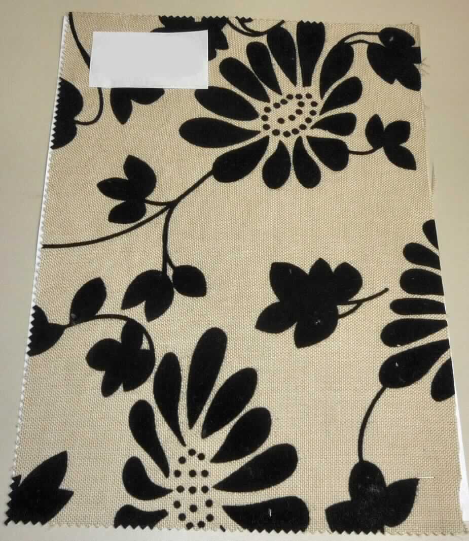 Gewebe, sog. Gewebe Falcone Flower, Foto siehe Anlage,
- als Meterware; mit einer Breite von mehr als 30 cm,
- laut Untersuchungsergebnis:
-- aus ungezwirnten, nicht hochfesten Garnen aus texturierten, synthetischen Filamenten (laut Antrag: Polyester),
-- in Leinwandbindung,
-- musterbildend mit Scherstaub beflockt (bedruckt).

"Gewebe aus Garnen aus synthetischen Filamenten, anderes als in den Unterpositionen 5407 10 bis 5407 44 
 genannte, mit einem Anteil an texturierten Polyester-Filamenten von mehr als 85 GHT, bedruckt"