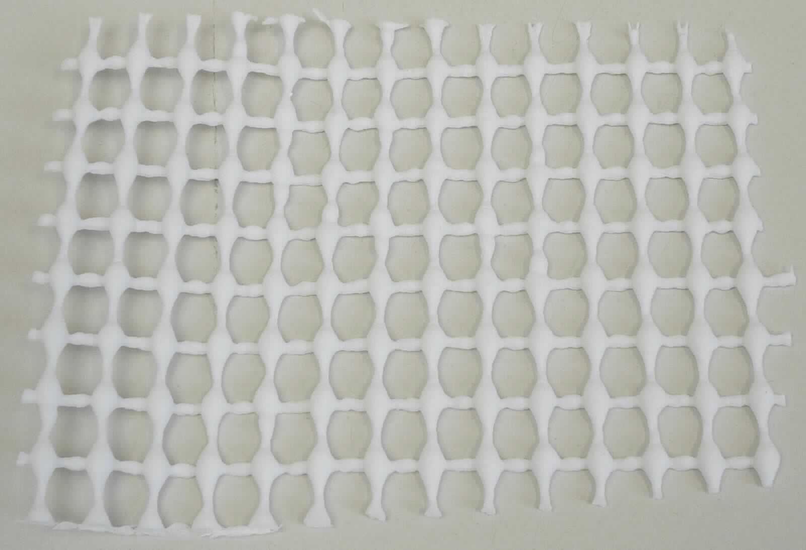 Angaben des Antragstellers:
Teppichstopp aus Polyvinylchlorid (PVC)
Abmessungen: 60 x 120 cm oder 120 x 180 cm

Feststellungen an einem Warenmuster:
Netzartiges Gewirke dessen Fäden mit einem weißen geschäumten Kunststoff vollständig überzogen sind.

Befund:
Bei der Ware handelt es sich um einen Bodenbelag im Sinne der Unterposition 3918 1010.