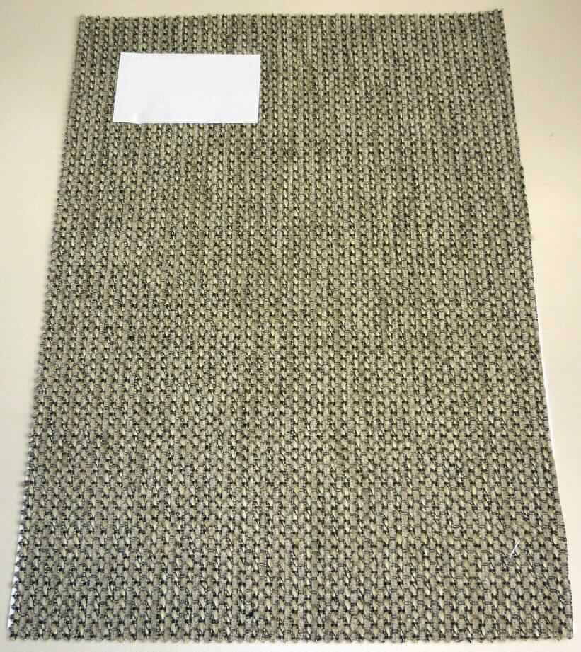 Gewebe, Art. Visby, Foto siehe Anlage,
- als Meterware; mit einer Breite von mehr als 30 cm,
- laut Untersuchungsergebnis:
-- aus Kettgarnen aus synthetischen Filamenten (laut Antrag: Polyester), 
-- aus dünnen Schussgarnen aus Polyester-Spinnfasern und dicken Schussgarnen (Chenille) aus Polyacryl-
   Spinnfasern (beides synthetische Spinnfasern),
-- aus dicken Schussgarnen (Effektzwirne) aus einem Garn aus synthetischen Filamenten (laut Antrag: Polyester) 
   und einem Garn aus Polyester-Spinnfasern, 
-- mit einem Gesamtanteil an
--- Polyester-Spinnfasern (synthetische Spinnfasern) von 38,5 GHT,
--- Polyacryl-Spinnfasern (synthetische Spinnfasern) von 28,5 GHT,
--- Polyester-Filamenten (synthetische Filamente) von 33 GHT,
-- buntgewebt,
-- in Musterbindung,
-- aufgrund des Fehlens einer samtartigen Oberfläche und der großen Garnabstände kein Chenillegewebe,
-- auf der Rückseite geraut und dünn mit Kunststoff bestrichen (mit dem bloßen Auge nicht wahrnehmbar).

"Gewebe aus synthetischen Spinnfasern, anderes als in den Positionen 5512 bis 5514 genannte, aus Polyester-
 Spinnfasern, hauptsächlich mit synthetischen Filamenten gemischt, buntgewebt"
