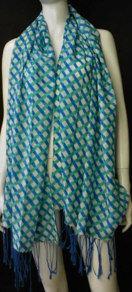 Schal, sog. W04031 Karijini Scarf, in Erwachsenengröße, Foto siehe Anlage,
- rechteckig; in den Abmessungen: ca. 205 cm x 66 cm (einschließlich Fransen),
- aus einem ca. 0,4 mm dicken, buntbedruckten Gewebe aus laut Antrag 100 % Merinowolle,
- an den Längsseiten mit echten Webkanten, an den Schmalseiten mit ca. 14 cm langen Fransen aus gedrehten 
  und abgeknoteten Kettfäden ausgestattet (somit konfektioniert), 
- ohne Hinweise auf Handarbeit.

"Schal, aus Geweben, aus Wolle, nicht handgearbeitet"