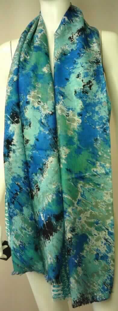 Schal, sog. W04027 Junee Scarf, in Erwachsenengröße, Foto siehe Anlage,
- rechteckig; in den Abmessungen: ca. 189 cm x 62 cm (einschließlich Fransen),
- aus einem ca. 0,3 mm dicken, buntbedruckten Gewebe aus laut Antrag 100 % Merinowolle,
- an den Längsseiten mit echten Webkanten, an den Schmalseiten mit ca. 1,7 cm langen Fransen aus nicht 
  gebundenen Kettfäden ausgestattet (somit konfektioniert),
- ohne Hinweise auf Handarbeit.

"Schal, aus Geweben, aus Wolle, nicht handgearbeitet"