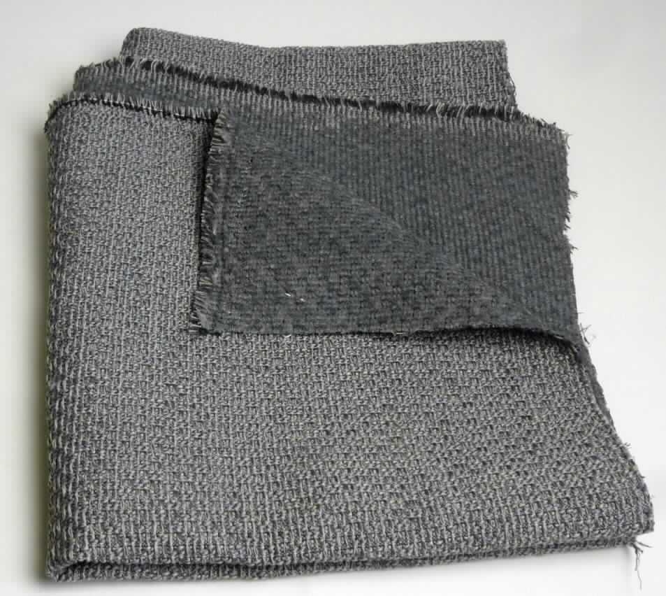 Gewebe, sog. Möbelbezugsstoff, Foto siehe Anlage,
- als Meterware,
- laut Untersuchungsergebnis:
-- aus dünnen Kett- und Schussgarnen aus Polyester-Spinnfasern (synthetische Spinnfasern),
-- aus dicken Kettgarnen aus synthetischen Filamenten (laut Antrag: Polyester), 
-- aus dicken Schussgarnen aus einem 6-fach Zwirn aus Polyester-Spinnfasern,
-- insgesamt mit einem Anteil an Polyester-Spinnfasern von ca. 70 GHT und einem Anteil an synthetischen 
   Filamenten von ca. 30 GHT,
-- auf der Rückseite geraut und dünn mit Kunststoff bestrichen; das Bestreichen ist mit bloßem Auge nicht 
   wahrnehmbar,
-- buntgewebt,
-- in Musterbindung.

"Gewebe aus synthetischen Spinnfasern, anderes als in den Positionen 5512 bis 5514 genannte, aus Polyester-
 Spinnfasern, ausschließlich mit synthetischen Filamenten gemischt, buntgewebt"