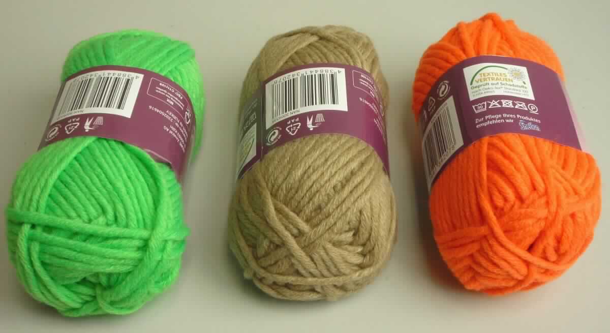 Strickgarn, sog. Mützenwolle Paula, NAN 3020222, Foto siehe Anlage,
- als Sortiment aus drei Knäuel, jeweils mit einer Länge von laut Antrag 55 m, in einem Polybeutel mit
  Pappeinleger verpackt,
- laut Untersuchungsergebnis:
-- mit einem Gewicht von 50 g (in Aufmachung für den Einzelverkauf),
-- aus synthetischen Spinnfasern und Wolle; die Antragsangaben 70 % Polyacryl (synthetische Chemiefasern) und
   30 % Wolle können als zutreffend angesehen werden,
-- gezwirnt, mit einer S-Drehung als letzter Drehung, u. a. damit kein Nähgarn,
-- mit einem Titer von ca. 9.090 dtex, somit kein Bindfaden der Position 5607.

"Garne aus synthetischen Spinnfasern, kein Nähgarn, in Aufmachungen für den Einzelverkauf, mit einem Anteil
 an synthetischen Spinnfasern von weniger als 85 GHT"