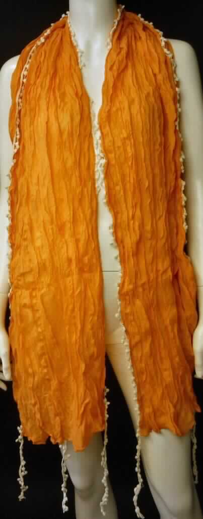 Schal, sog. W04029 Cocklebiddy Scarf, in Erwachsenengröße, Foto siehe Anlage,
- rechteckig; in den Abmessungen: ca. 188 cm x 44 cm,
- aus einem ca. 0,4 mm dicken, einfarbigen Gewebe aus laut Antrag 100 % Merinowolle,
- an allen Rändern durch Umschlagen und Festnähen gesäumt (u. a. somit konfektioniert), 
- an den Längsseiten und in der Mitte in Längsrichtung mit aufgenähten Borten verziert, die ca. 18 cm über die
  Ränder hinausreichen,
- ohne Hinweise auf Handarbeit.

"Schal, aus Geweben, aus Wolle, nicht handgearbeitet"