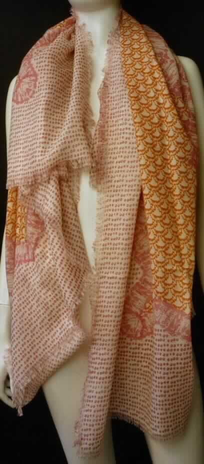 Schal, sog. W04026 Sandy bay Square Scarf, in Erwachsenengröße, Foto siehe Anlage,
- rechteckig; in den Abmessungen: ca. 141 cm x 148 cm (einschließlich Fransen),
- aus einem ca. 0,4 mm dicken, buntbedruckten Gewebe aus laut Antrag 100 % Merinowolle,
- an allen Seiten mit ca. 1,5 cm langen Fransen aus nicht gebundenen Kett- und Schussfäden ausgestattet (somit 
  konfektioniert),
- ohne Hinweise auf Handarbeit.

"Schal, aus Geweben, aus Wolle, nicht handgearbeitet"