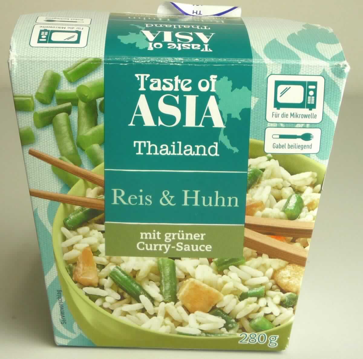 Asiatisches Reisgericht 

Antragsangaben:
Taste of Asia Reis & Huhn mit grüner Curry-Sauce

Beschaffenheit des vorgelegten Warenmusters (in Originalverpackung):
Bedruckter Faltkarton; der Aufdruck enthält Angaben zum Erzeugnis (Langkornreis mit grüner Curry-Sauce 
und Hähnchenfleisch; Gesamt 280 g), zu den Zutaten (siehe Feld 8) und zur Zubereitung; darin ein nicht bedruckter 
Kunststofffolienbeutel mit 160 g gekochtem Reis, ein Aluminiumverbundfolienbeutel mit 120 g einer grünlichen, 
u. a. Hühnerfleisch- und Gemüsestücke (Erbsen und Bambussprossen) enthaltenden Würzsauce und eine 
Einwegkunststoffgabel.

Anleitungsgemäßes Zubereiten (Inhalt beider Beutel in der Box mischen und in der Mikrowelle erhitzen) ergibt 
ein asiatisches Reisgericht mit würzigem Geschmack.

Demnach liegt eine Warenzusammenstellung in Aufmachung für den Einzelverkauf vor, deren Charakter in 
Bezug auf den Gewichtsanteil und auf die Bedeutung für das Fertiggericht von dem gekochten Reis bestimmt 
wird.

Getreide in Form von Körnern, vorgekocht anderweit weder genannt noch inbegriffen, auf der Grundlage von 
Reis