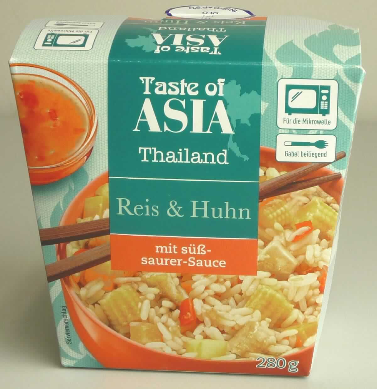 Asiatisches Reisgericht 

Antragsangaben:
Taste of Asia Reis & Huhn mit süß-saurer-Sauce

Beschaffenheit des vorgelegten Warenmusters (in Originalverpackung):
Bedruckter Faltkarton; der Aufdruck enthält Angaben zum Erzeugnis (Langkornreis mit süß-saurer Sauce und 
Hähnchenfleisch; Gesamt 280 g), zu den Zutaten (siehe Feld 8) und zur Zubereitung; darin ein nicht bedruckter 
Kunststofffolienbeutel mit 160 g gekochtem Reis, ein Aluminiumverbundfolienbeutel mit 120 g einer rötlichen, u. a. 
Hühnerfleisch-, Gemüse- (Karotten und Mais) und Ananasstücke enthaltenden Würzsauce und eine Einweg-
kunststoffgabel.

Anleitungsgemäßes Zubereiten (Inhalt beider Beutel in der Box mischen und in der Mikrowelle erhitzen) ergibt 
ein asiatisches Reisgericht mit süß-saurem Geschmack.

Demnach liegt eine Warenzusammenstellung in Aufmachung für den Einzelverkauf vor, deren Charakter in 
Bezug auf den Gewichtsanteil und auf die Bedeutung für das Fertiggericht von dem gekochten Reis bestimmt 
wird.

Getreide in Form von Körnern, vorgekocht, anderweit weder genannt noch inbegriffen auf der Grundlage von 
Reis