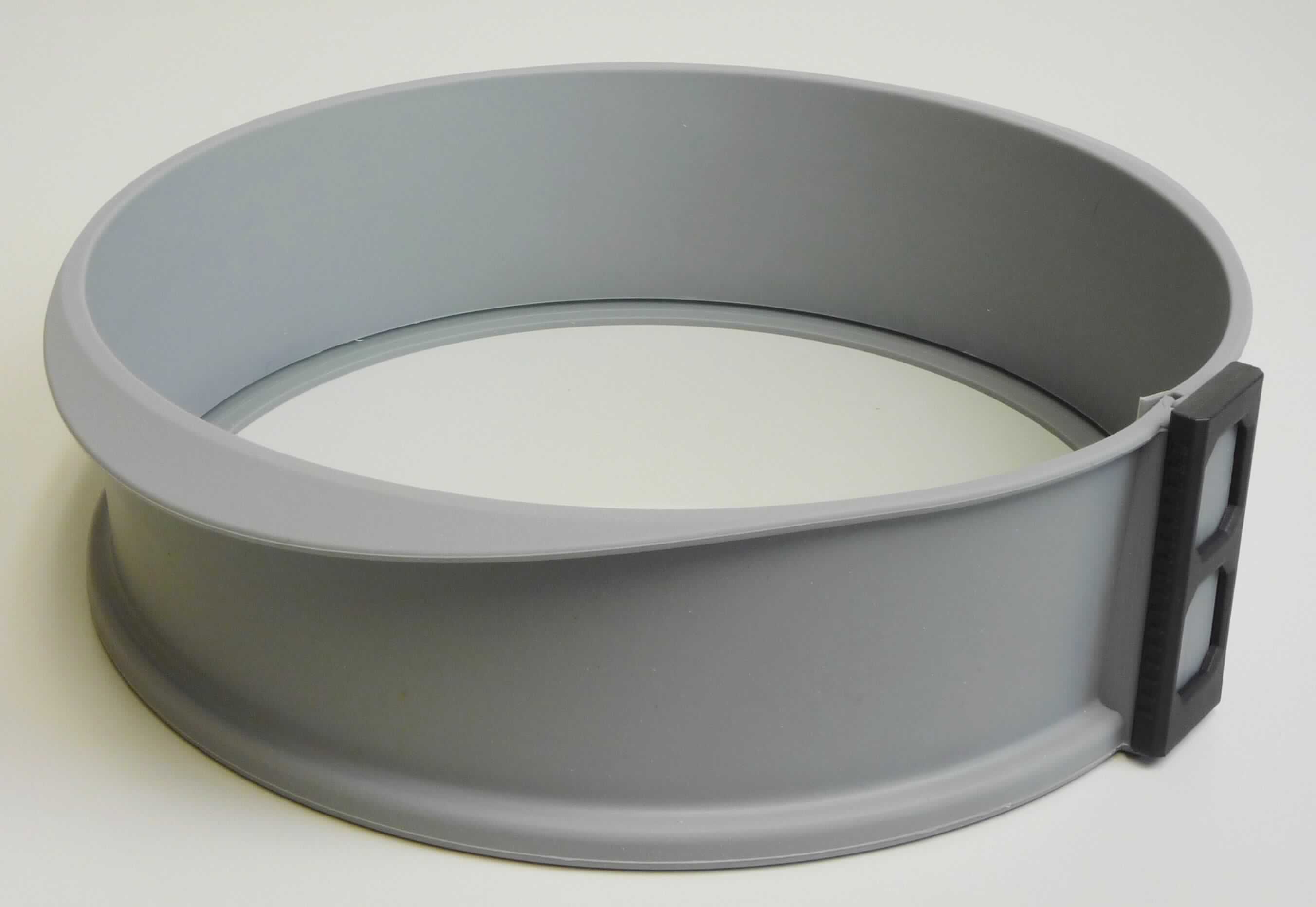 Glaswaren zur Verwendung in der Küche, sog. Silikonbackform Glas NAN3101102, Foto siehe Anlage,
- in vier verschiedenen Ausführungen; in den Abmessungen:
- - 27,5 cm x 30 cm x 8 cm,
- - Durchmesser 28 cm, Höhe 3,6 cm,
- - 26 cm x 13 cm x 6 cm,
- - 24 cm x 25,5 cm x 6 cm, 
- jeweils in Form einer zusammengesetzten Ware, bestehend aus:
- - einer runden oder einer rechteckigen Platte aus klarsichtigem Glas; mit einem geschliffenen, 
    abgerundeten Rand,
- - - lt. Antrag aus vorgespanntem Glas,
- - - bildet den Boden der Backform und kann separat als Servierplatte verwendet werden,
- - einem abnehmbaren Rand oder Ring aus Kunststoff aus lt. Antrag Silikon,
- - - am unteren Ende mit einem Falz zum Einsetzen der Glasplatte,
- - - mit einer Manschette aus Kunststoff (außer bei dem Ring) zum Zusammenhalten der beiden Enden,
- - die Glasplatten verleihen den zusammengesetzten Waren im Hinblick auf ihre Bedeutung in Bezug auf die
    Verwendung (als Backformboden sowie als Servierplatte) den wesentlichen Charakter,
- jeweils in einem Karton verpackt.

"Glaswaren zur Verwendung in der Küche, kein Trinkglas, aus vorgespanntem Glas"