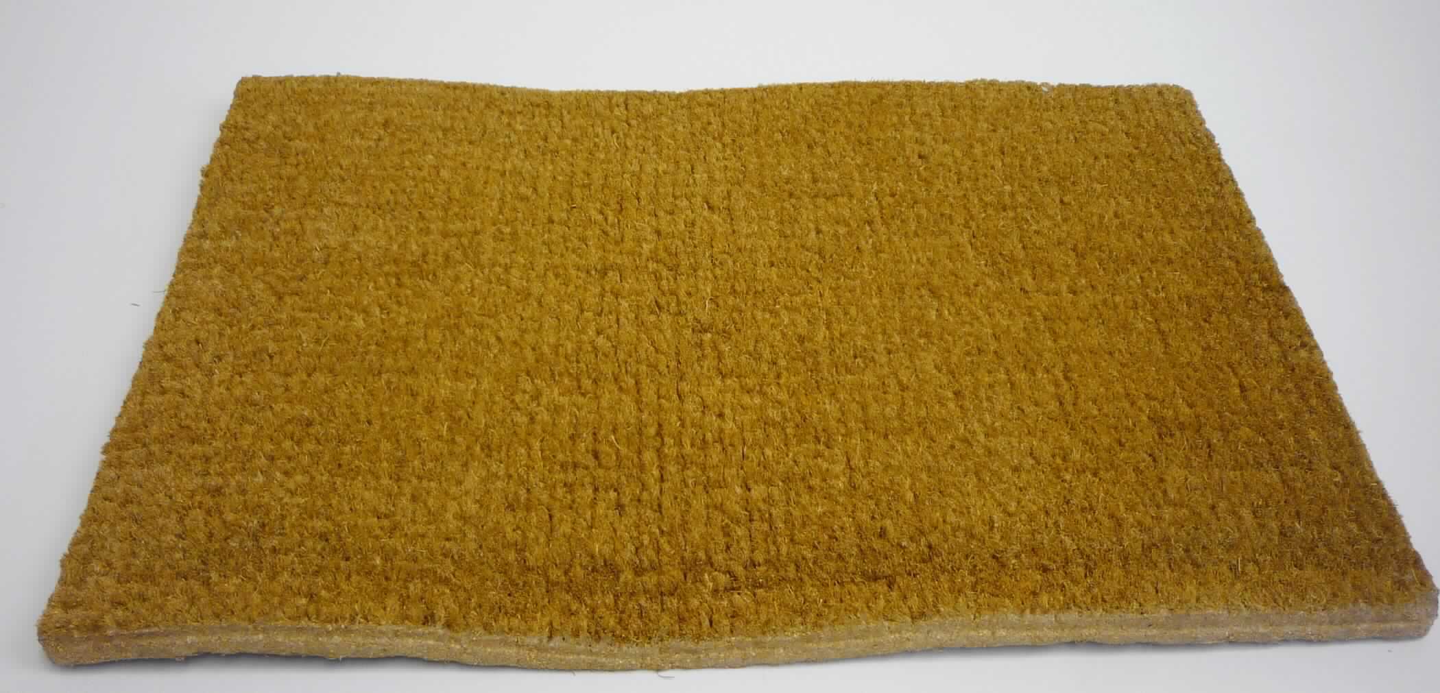 Fußmatte, sog. Kokosfußmatte, Art. NAN3183891, Foto siehe Anlage,
- rechteckig; in den Abmessungen von ca. 60 cm x 40 cm,
- lt. Untersuchungsergebnis:
-- aus Kokosfasern (pflanzlicher Spinnstoff), 
-- gewebt; mit Flor; weder getuftet noch beflockt,
-- ohne Hinweise aus Handarbeit,
- kein Kelim, Sumak, Karamanie oder denen ähnlicher handgewebter Teppich,
- die Ware weist aufgrund ihrer Dicke, Steifheit und Widerstandsfähigkeit die charakteristischen Merkmale eines
  Fußbodenbelages auf.


"Fußbodenbelag, aus Spinnstoffen, gewebt, weder getuftet noch beflockt, kein Kelim, Sumak, Karamanie
 oder ähnlicher handgewebter Teppich, aus Kokosfasern"