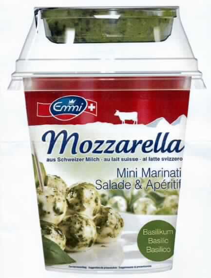 Mozzarellakugeln in Lake mit Marinade, Warenzusammenstellung

Vorgelegt wurden eine Produktspezifikation und zwei Kunststoffbecher mit bunt bedruckter Papp-
banderole, verschlossen mit Aludeckel, gefüllt mit Lake und kleinen, weißen Mozzarellakugeln 
(Durchmesser ca. 2-2,5 cm, Abtropfgewicht 200 g) mit milchigem und mildem Geschmack. In 
einem aufgesetzten, klarsichtigen, gewölbten Kunststoffdeckel befindet sich eine kleine, runden 
Plastikwanne, verschlossen mit Aludeckel und gefüllt mit einer öligen, grünen, mit Kräutern 
durchsetzten Marinade (30 g). 



Fettgehalt (gem. Antragangaben): weniger als 40 GHT

Nicht gereifter Käse, mit einem Fettgehalt von 40 GHT oder weniger