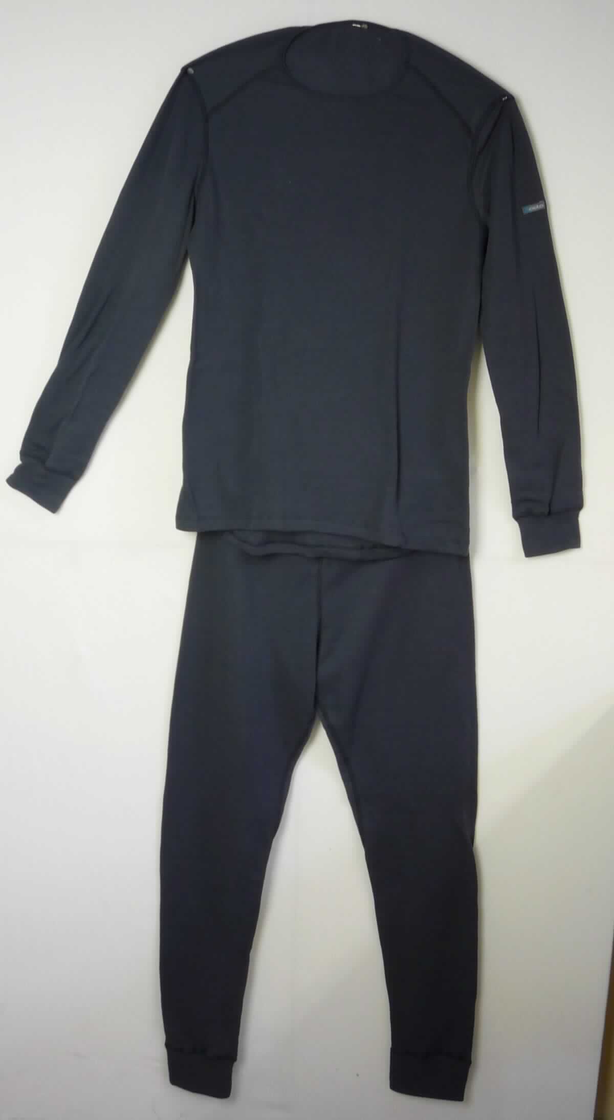 Klassisches Unterhemd und lange Unterhose, sog. Set Shirt und Pants Long WARM, Art. Nr. 190651, Größe L, Foto siehe Anlage,
- als zweiteilige Zusammenstellung; gemeinsam in einer bedruckten Pappschachtel verpackt,
- keine Kombination, weil Kleidungsstücke der Positionen 6108 und 6109 nicht als Bestandteil einer Kombination 
  zugelassen sind,
- lange Unterhose:
-- aus ca. 1,1 mm dicken, einfarbigen, einseitig (Innenseite) gerauten Gewirken aus laut Antrag 100 % Polyester
   (synthetische Chemiefasern),
-- in der Taille abschließend, mit einem elastischen Taillenbund,
-- ohne Eingriff, ohne Öffnung und ohne Verschluss; ohne Hinweise auf den Trägerkreis (unisex),
-- im Schrittbereich mit Zwickel,
-- an den Beininnenseiten mit flachen Überwendlichnähten gearbeitet,
-- mit knöchellangen Hosenbeinen; an den Beinabschlüssen mit angesetzten Bündchen.

"Unterhose, aus Gewirken, für Frauen, aus synthetischen Chemiefasern"
