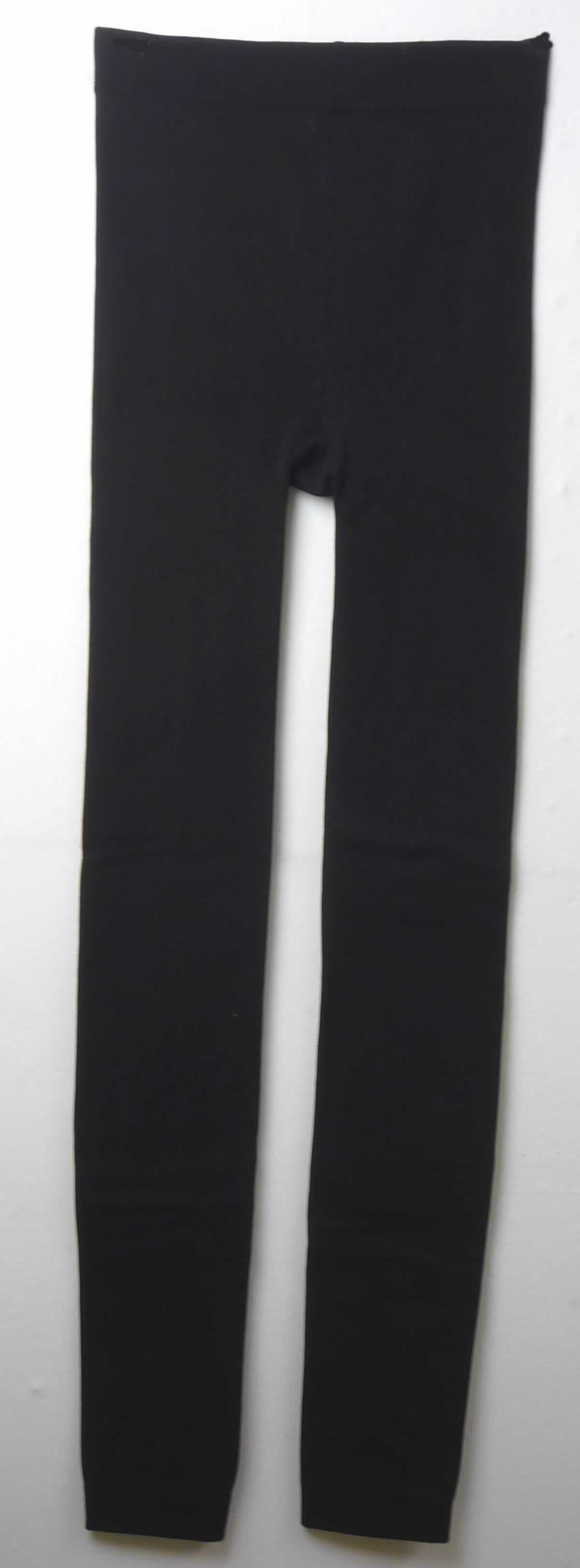 Strumpfhose, sog. Damen Thermo-Legging, NAN 2967287, Größe S, Foto siehe Anlage,
- mit einer bedruckten Pappbanderole umwickelt,
- aus ca. 1,1 mm dicken, einfarbigen, einseitig (Innenseite) gerauten Gewirken aus laut Antrag 95 % Polyester
  und 5 % Elasthan (beides synthetische Chemiefasern); laut Untersuchungsergebnis aus zwei unterschiedlich
  dicken, einfachen Garnen mit einem Titer von 124 dtex bzw. 154 dtex, somit keine Ware der Unterposition 
  6115 2100,
- in der Taille abschließend; mit einem ca. 3 cm breiten, elastischen Bund, 
- ohne Öffnung und ohne Verschluss, 
- hinten mit einem erweiternden Einsatz,
- im Strumpfbereich nahtlos gewirkt; mit knöchellangen Hosenbeinen ohne Fußteil,
- an den Beinabschlüssen durch Umschlagen und Festnähen gesäumt,
- ohne degressive Kompression,
- kennzeichnet sich nach dem Verwendungszweck, der Herstellungsweise und der Ausstattung als Strumpfhose 
  ohne Fußteil, somit keine lange Hose.

"Strumpfhose, aus Gewirken, andere als solche mit degressiver Kompression, aus synthetischen Chemiefasern,
 mit einem Titer der einfachen Garne von mehr als 67 dtex"