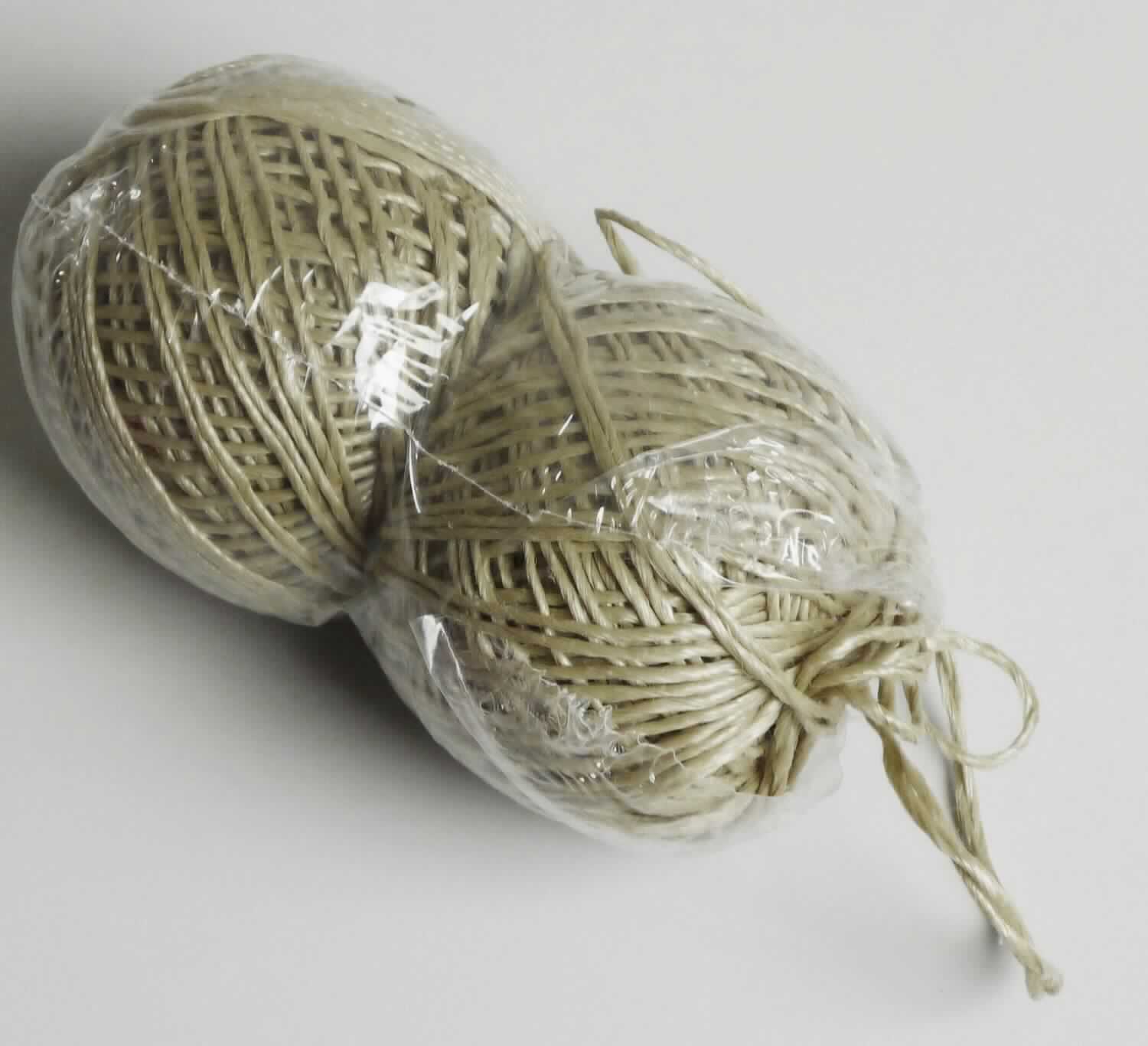 Bindfaden, sog. Vielzweckfaden 2er Set Natur, EAN 2077632810497, Foto siehe Anlage,
- in einem Polybeutel mit bedrucktem Pappeinleger verpackt,
- als Knäuel, laut Antrag mit einer Länge von je 50 m,
- aus fibrillierten Streifen aus laut Antrag Polypropylen, die durch Z-Drehung mehr oder weniger in Filamente 
  aufgelöst sind,
- mit einem Titer von ca. 4.400 dtex,
- vielseitig verwendbar, somit kein Binde- oder Pressengarn,
- an einem Ende thermisch verfestigt, am anderen Ende lediglich geschnitten, somit nicht konfektioniert und damit
  keine Ware der Position 5609.

"Bindfaden, aus Polypropylen, anderer als in der Unterposition 5607 4100 genannte, mit einem Titer von weniger 
 als 50.000 dtex (5 g je m)"