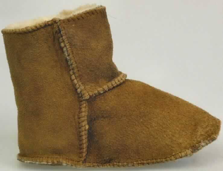 Babyschühchen (lt. Antrag: "Lammfellbabyboots", Foto siehe Anlage)
- mit Laufsohlen aus Pelzfell,
- mit knöchelbedeckendem Oberteil aus Pelzfell,
- seitlich mit Klettverschluss

"Schuhe mit Laufsohlen und Oberteil aus Pelzfellen"