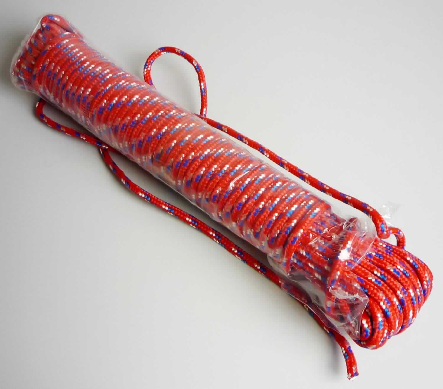 Seil, sog. Vielzweckseil, EAN 2077632810909, Foto siehe Anlage,
- in einem Polybeutel mit bedrucktem Papiereinleger verpackt,
- laut Antrag mit einem Durchmesser von 6 mm und einer Länge von 30 m,
- mit einem Gewicht von ca. 346 g,
- aus einem Rundgeflecht mit enger Flechtweise und festem Gefüge (somit kein Binde- oder Pressengarn) aus 
  laut Antrag Polypropylen (synthetische Chemiefasern),
- mit einer Seele aus augenscheinlich Vliesstoff,
- mit einem Titer von ca. 115.300 dtex,
- an beiden Enden heiß geschnitten (lediglich in einfacher Weise gegen das Ausriefeln gesichtert, somit nicht 
  konfektioniert und damit keine Ware der Position 5609).

"Seil, geflochten, aus Polypropylen, kein Binde- oder Pressengarn, mit einem Titer von mehr als 50 000 dtex 
 (5 g je m)"