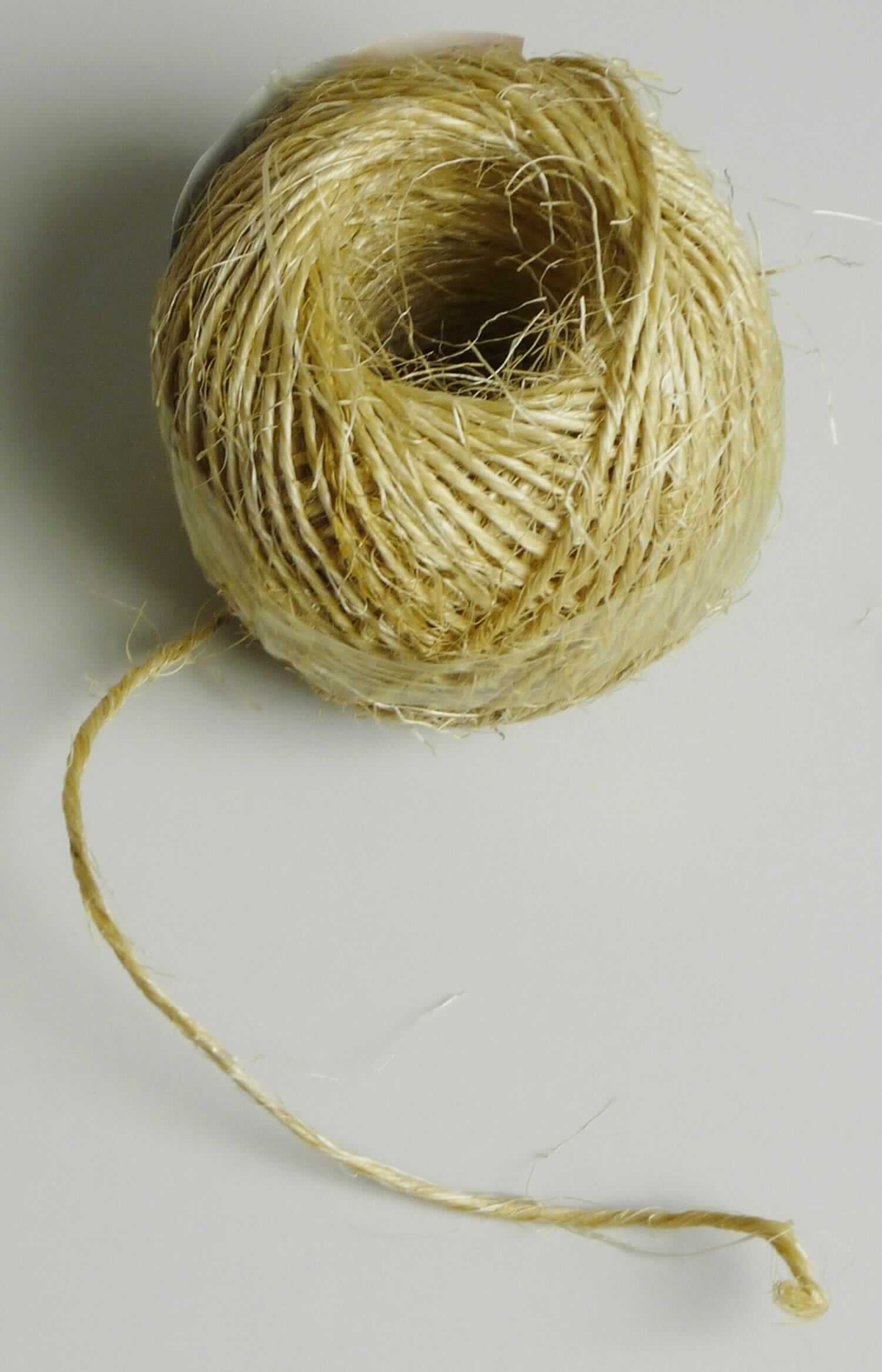 Garn aus Sisal, sog. Seil Natur, EAN 2077632810466, Foto siehe Anlage,
- in einem Polybeutel mit bedrucktem Papiereinleger verpackt,
- als Meterware im Knäuel, mit einer Länge von laut Antrag 38 m,
- gedrehtes Garn aus laut Antrag Sisal,
- mit einem Titer von ca. 15.850 dtex (somit keine Ware der Position 5607).

"Garn aus anderen pflanzlichen Spinnstoffen (Sisal)"