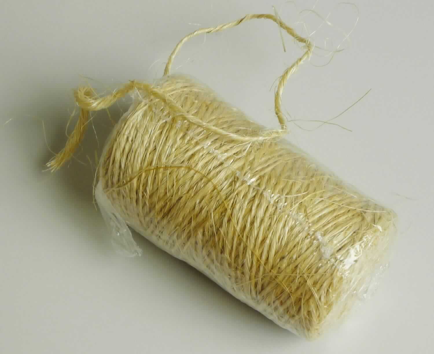 Bindfaden, sog. Seil Sisal, EAN 2077632810435, Foto siehe Anlage,
- in einem Polybeutel mit bedrucktem Papiereinleger verpackt,
- als Meterware auf Rollen, laut Antrag mit einer Länge von 60 m und einem Durchmesser von 2 mm,
- aus einem gedrehten, ungezwirnten Garn aus laut Antrag Sisal; in S-Drehung als letzter Drehung (u. a. somit
  kein Binde- oder Pressengarn),
- mit einem Titer von ca. 22.000 dtex.

"Bindfaden aus Sisal, kein Binde- oder Pressengarn"