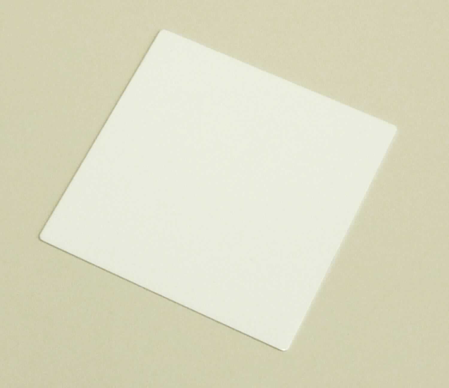 Aluminiumblech, mit Kunststoff beschichtet

Bei der Ware handelt sich um ein quadratisches Blech (Abmessungen: ca. 54 mm x 54 mm) mit abgerundeten Ecken, das auf einer Seite mit einer weißen bedruckbaren Kunststoffbeschichtung und zusätzlich mit einer abziehbaren Schutzfolie versehen ist. Das ca. 0,5 mm dicke Blech besteht nach den Angaben aus nicht legiertem Aluminium.

Das Erzeugnis dient als Ersatzplatte für Handtaschenspiegel.

Danach handelt es sich um ein quadratisches Blech, aus nicht legiertem Aluminium, mit einer Dicke von mehr als 0,2 mm, mit Kunststoff beschichtet, der Unterposition 7606 1110 der Kombinierten Nomenklatur.