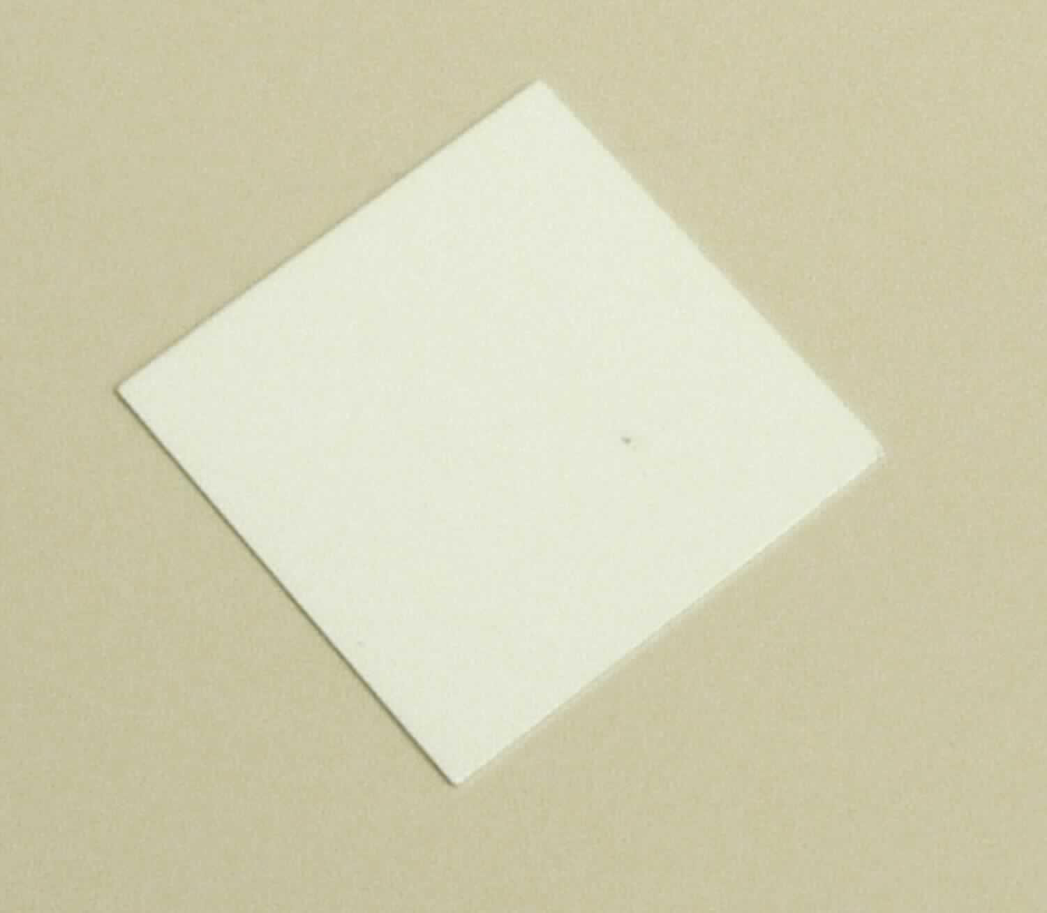 Aluminiumblech, mit Kunststoff beschichtet

Bei der Ware handelt sich um ein quadratisches Blech (Abmessungen: ca. 37 mm x 37 mm), das auf einer Seite mit einer weißen Kunststoffbeschichtung und zusätzlich mit einer abziehbaren Schutzfolie versehen ist. Das ca. 0,5 mm dicke Blech besteht nach den Angaben aus nicht legiertem Aluminium.

Das Erzeugnis dient als Ersatzplatte für ein Liebesschloss.

Danach handelt es sich um ein quadratisches Blech, aus nicht legiertem Aluminium, mit einer Dicke von mehr als 0,2 mm, mit Kunststoff beschichtet, der Unterposition 7606 1110 der Kombinierten Nomenklatur.