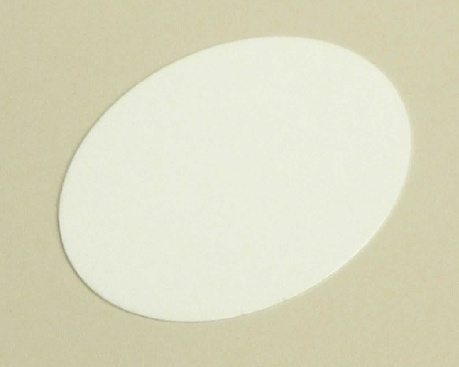 Aluminiumblech, mit Kunststoff beschichtet

Bei der Ware handelt es sich um ein ovales Blech (Abmessungen: 47 mm x 60 mm), das auf einer Seite mit einer weißen Kunststoffbeschichtung und zusätzlich mit einer abziehbaren Schutzfolie versehen ist. Das ca. 0,5 mm dicke Blech besteht nach den Angaben aus nicht legiertem Aluminium.

Das Erzeugnis dient als Ersatzplatte für Handtaschenspiegel.

Danach handelt es sich um ein Blech, aus nicht legiertem Aluminium, anderes als quadratisch oder rechteckig, mit einer Dicke von mehr als 0,2 mm, der Unterposition 7606 9100 der Kombinierten Nomenklatur.