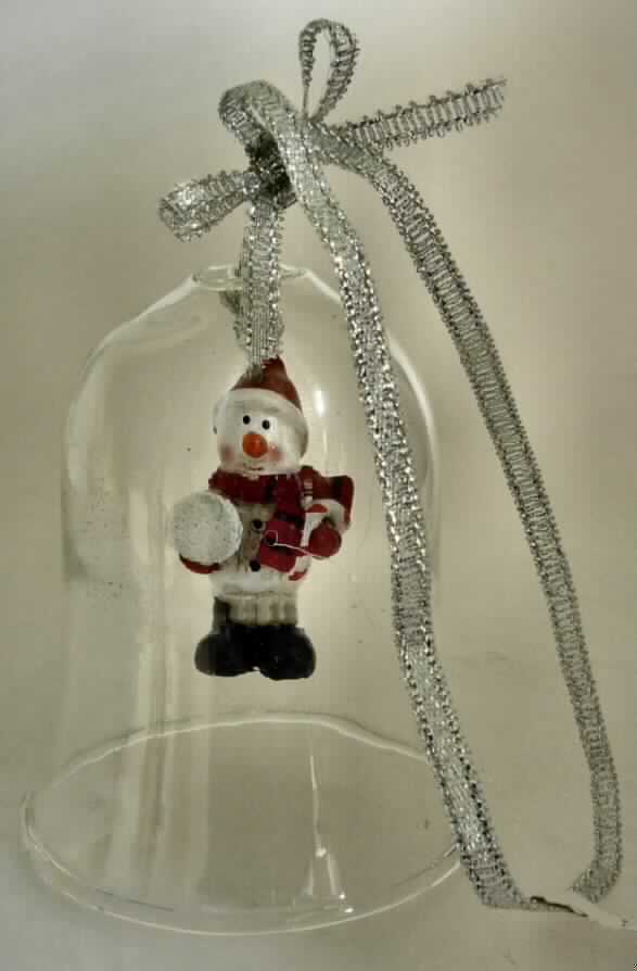 Ziergegenstand aus lampengeblasenem (gesponnenem) Glas, sog. Weihnachtsglocke zum Anhängen,
3-fach sortiert, Foto siehe Anlage,
- in Form einer Glocke bestehend aus einem Körper aus lt. Antrag lampengeblasenem Glas und
  einem Klöppel aus einer Figur (einen Weihnachtsmann, einen Schneemann oder ein Rentier
  darstellend) aus Kunststoff,
- mit einer Aufhängevorrichtung aus einem Band aus Spinnstoffen, an dem auch die Figur befestigt ist,
- mit einem Durchmesser von ca. 5,5 cm und einer Höhe von ca. 7 cm,
- nach dem Umfang und dem äußeren Erscheinungsbild verleiht das Glas der Ware seinen wesentlichen
  Charakter,
- kein Weihnachtsfestartikel der Position 9505, da die Ware als Glocke verwendbar ist (heller, lauter
  Klang) und damit aufgrund des Gebrauchswert von Kapitel 95 ausgeschlossen ist. 

"Ziergegenstand aus lampengeblasenem (gesponnenem) Glas"