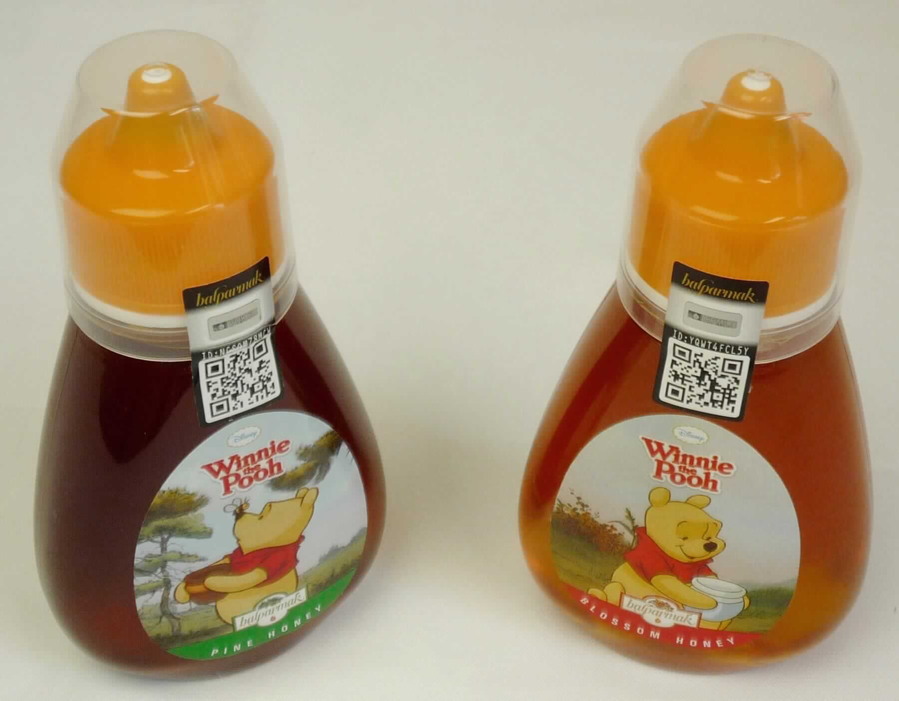 Pinienhonig

Eine Warenprobe wurde vorgelegt:
Original-Kunststoffflasche (250 g) mit Schraubverschluss, Schutzkappe und buntbedrucktem Etikett, 
gefüllt mit einem braunen, leicht trüben, viskosen Honig.

Natürlicher Honig