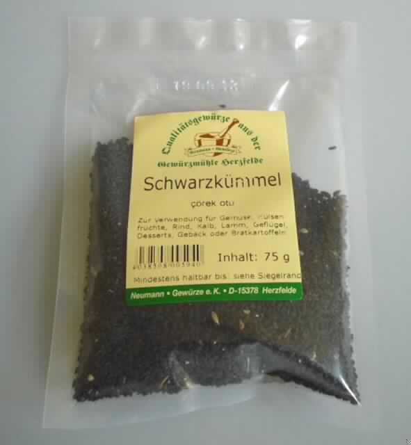 Nach den Antragsangaben und der vorliegenden Warenprobe handelt es sich um ganze, schwarze Samen von Pflanzen der Art Nigella sativa (Schwarzkümmel). Diese Kümmelart gehört botanisch zur Familie der Hahnenfußgewächse und nicht zu der Familie der Umbelliferen. Nach Angaben in der Fachliteratur wird Schwarzkümmel hauptsächlich als Gewürz verwendet. Die Ware ist zur Verwendung als Gewürz in Beuteln mit einem Gewicht von 75 g für den Einzelverkauf aufgemacht.

Zolltarifrechtlich handelt es sich um "Gewürze, in Kap. 09 anderweit weder genannt noch inbegriffen, hier ganze Schwarzkümmelsamen".