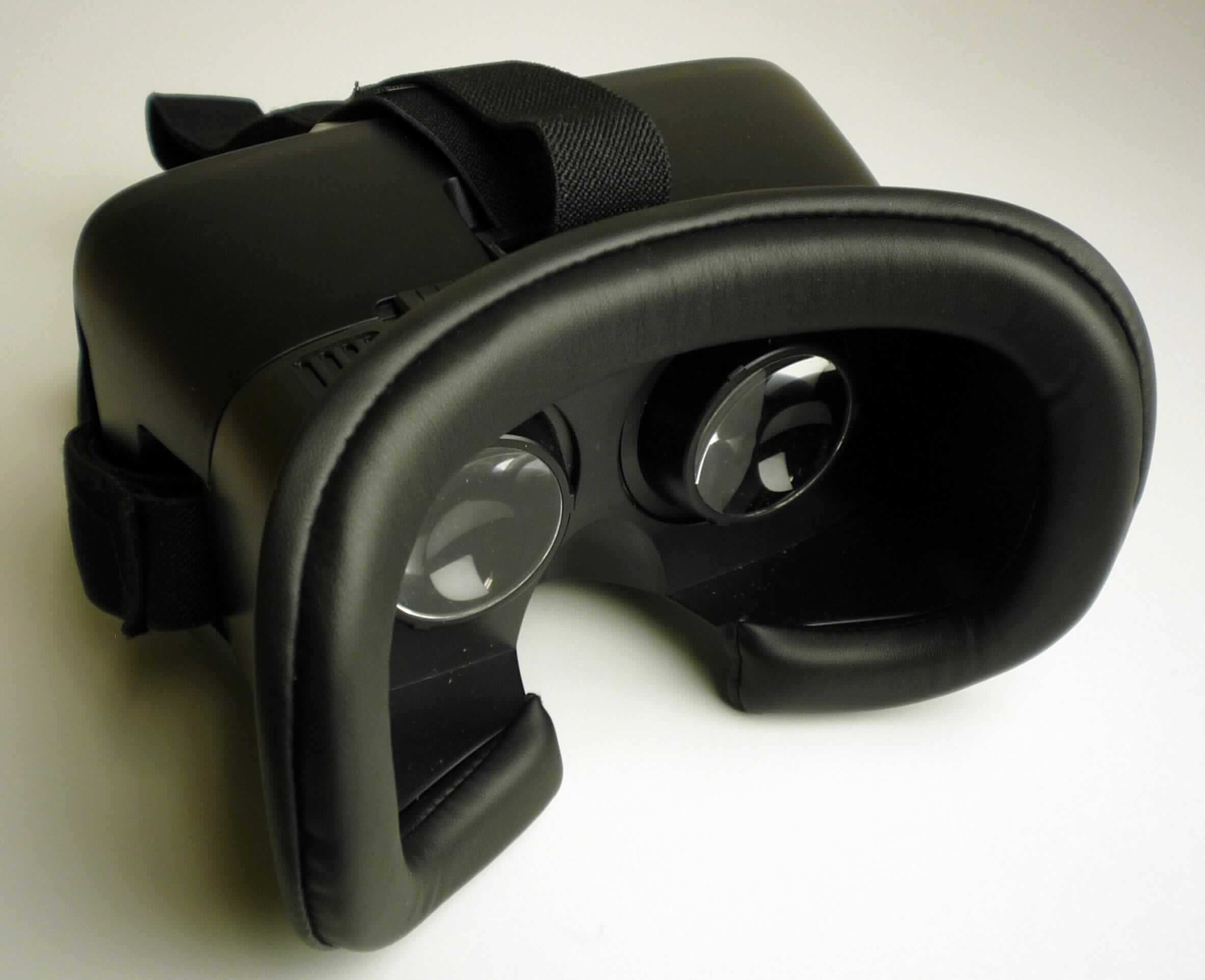 Sog. VR-Brille für Smartphones, im Wesentlichen bestehend aus einem Kunststoffkorpus mit Klappe zum Einlegen des Telefons und einem verstellbaren Kopfband aus Spinnstoffen, sowie zwei optischen, justierbaren Linsen aus Kunststoff (äußere Form siehe Abblildung in der Anlage). Das Gerät dient zum Betrachten von auf Smartphone abgespielten Videos im 3D-Format.

Die Ware wird als "brillenähnliche Ware, keine Sonnenbrille, mit Brillengläsern aus Kunststoffen" eingereiht.