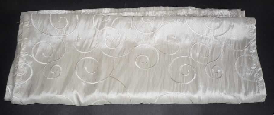 Tischwäsche, sog. Tischläufer Weihnachten, Art. 288220, Foto siehe Anlage,
- rechteckig, laut Antrag in den Abmessungen von etwa 45 cm x 145 cm,
- aus etwa 0,2 mm dicken, einfarbigen Geweben aus laut Antrag 52 % Polyester und 48 % Polyamid (beides
  synthetische Chemiefasern), mit flachen, aufgestickten Motiven,
- an den Rändern gesäumt (somit konfektioniert),
- kein Festartikel der Position 9505, da die Ware einen eigenen Verwendungszweck hat,
- wird üblicherweise gewaschen und kennzeichnet sich nach Material, Ausstattung und Verwendungszweck als 
  Tischwäsche, somit keine Ware zur Innenausstattung der Position 6304.

"Tischwäsche, aus Spinnstoffen, aus Geweben, aus Chemiefasern"
