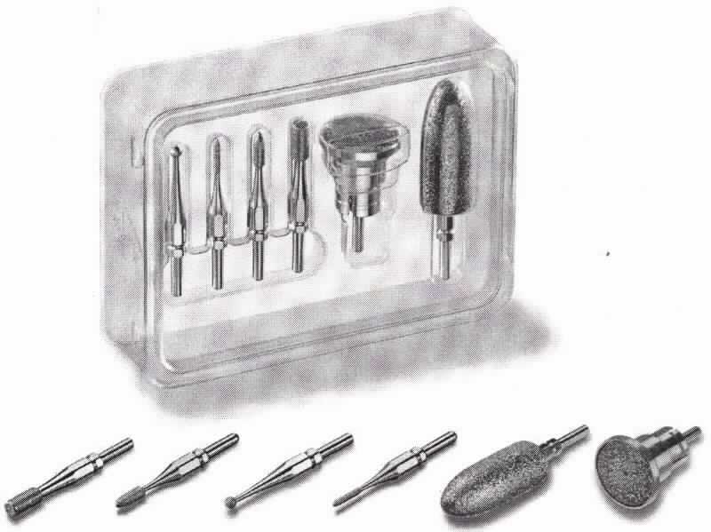 Angaben:
MP 60 Profi Set
Nachrüst-Set für MP 60, 6 Saphiraufsätze: Saphirkegel, Saphirscheibe grob, Flammenfräser, Zylinderfräser, Saphirfräser rund, Nadelfräser. Verwendungszweck: zum Entfernen von Hornhaut und Hühneraugen und zum Bearbeiten von Nägeln
Die Aufsätze bestehen aus einem Edelstahlstift auf den agglomerierter, künstlicher Saphir galvanisch aufgebracht wird, das Bindemittel besteht aus Metall.

Befund:
Schleifsteine und dergleichen, ohne Gestell, zum Schleifen, aus anderen agglomerierten Schleifstoffen, mit Bindemittel aus anderen Stoffen