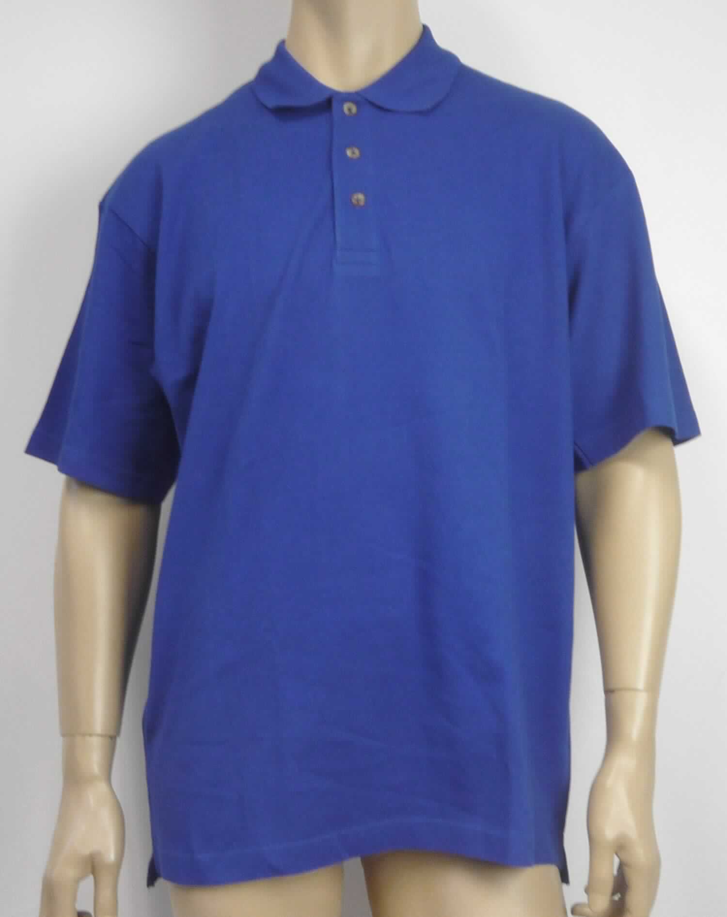 Hemd, sog. Men's Premium Polo, Kurzarm Polo, Art. 4040 / 4040F, Größe L, Foto siehe Anlage,
- laut Antrag mit fünf Stück je Verpackungseinheit im Polybeutel verpackt,
- aus ca. 0,7 mm dicken, einfarbigen Gewirken aus laut Antrag 100 % Baumwolle; mit durchschnittlich 10 oder 
  mehr Maschen je linearen Zentimeter in jeder Richtung,
- über den Schritt reichend (Rückenlänge: ca. 79 cm),
- mit einem Umlegekragen,
- vorn mit einer nicht durchgehenden Öffnung mit Knopfverschluss von links über rechts (Männerkleidung),
- mit kurzen Ärmeln,
- am unteren Rand durch Umschlagen und Festnähen gesäumt.

"Hemd, aus Gewirken, für Männer, aus Baumwolle"