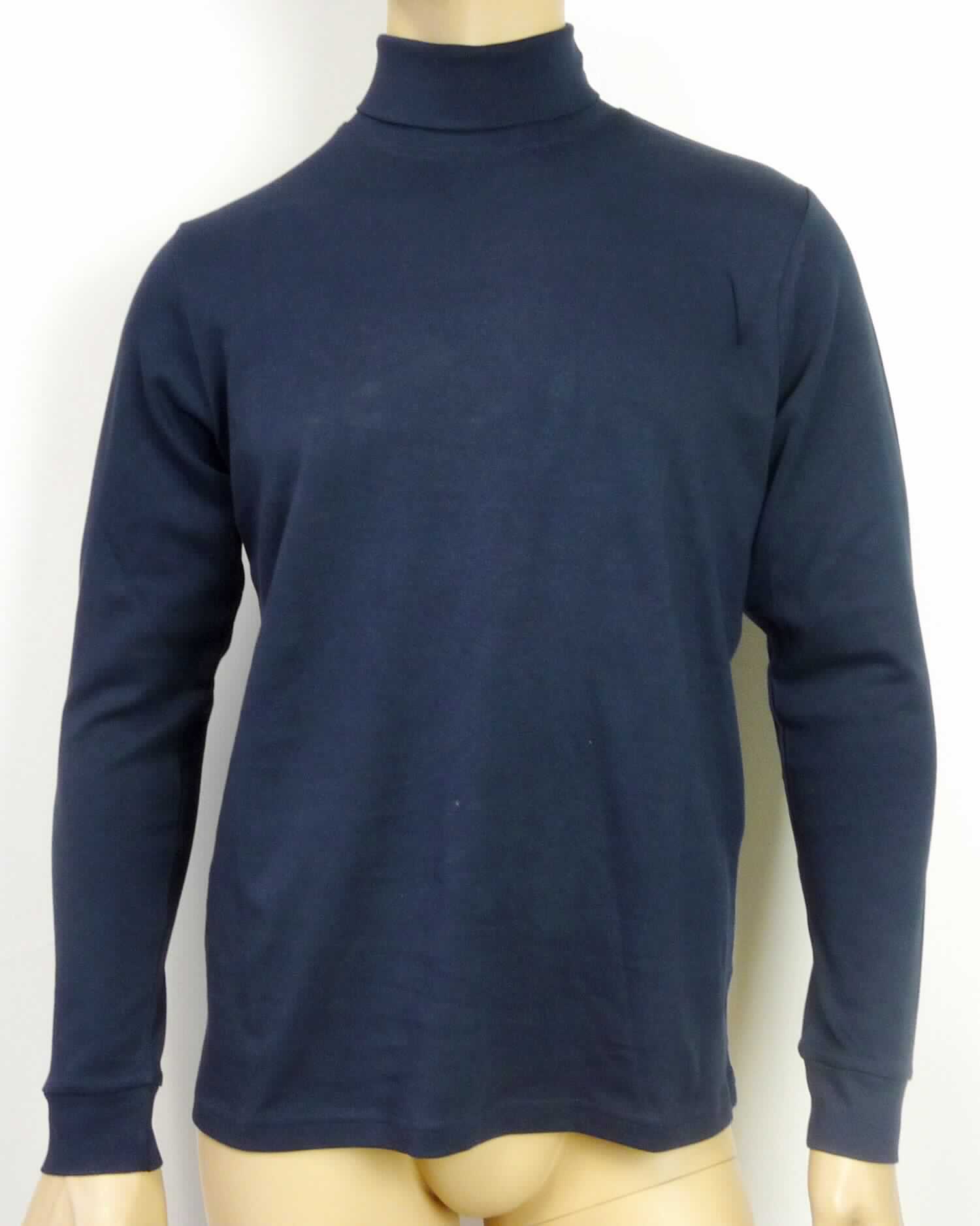 Unterziehpulli, sog. Men`s Turtleneck-T LS, Art. 3407 / 3407F, Größe S, Foto siehe Anlage,
- lt. Antrag in einem Polybeutel verpackt,
- aus ca. 0,5 mm dicken (leichten), einfarbigen Gewirken aus laut Antrag 100 % Baumwolle; mit mehr als zwölf
  Maschen je linearen Zentimeter in jeder Richtung (feinmaschig),
- über die Taille reichend (Rückenlänge: ca. 67 cm),
- mit einem enganliegenden Rollkragen, somit kein T-Shirt,
- ohne Öffnung und ohne Verschluss, 
- mit langen, enganliegenden Ärmeln,
- enganliegend gearbeitet (Brustumfang: ca. 100 cm),
- am unteren Rand durch Umschlagen und Festnähen gesäumt.

"Pullover (Unterziehpulli), aus Gewirken, aus Baumwolle"