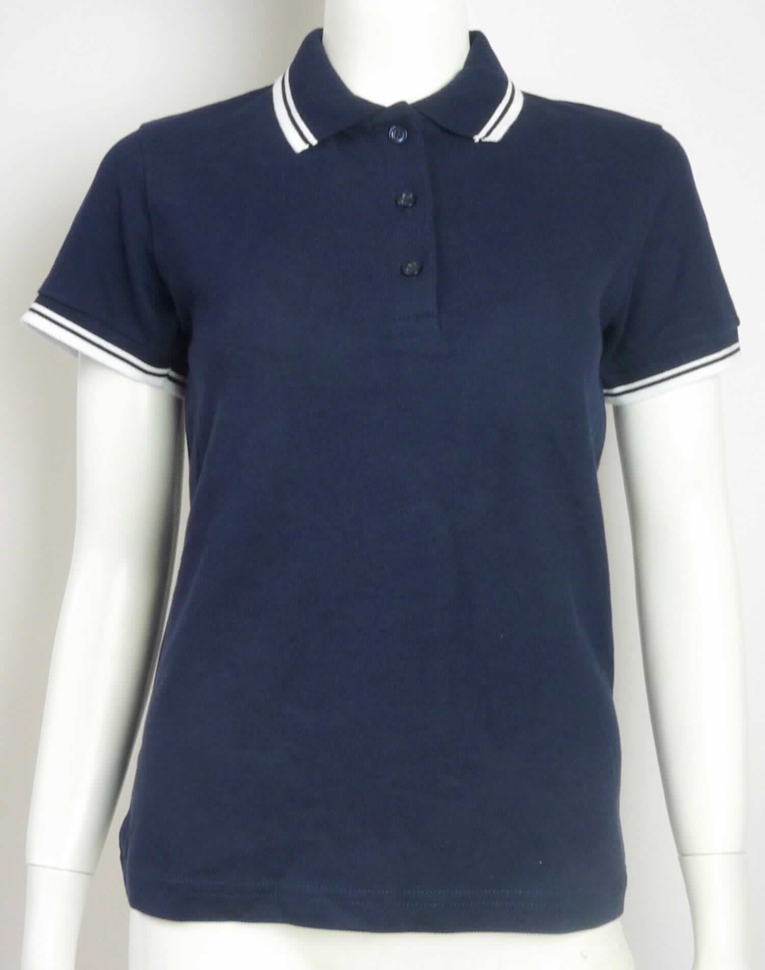 Hemdbluse, sog. Women's Polo Contrast Stripes, Art. 4910 / 4910F, Größe S, Foto siehe Anlage,
- laut Antrag mit fünf Stück je Verpackungseinheit im Polybeutel verpackt,
- aus ca. 0,7 mm dicken, einfarbigen Gewirken aus laut Antrag 100 % Baumwolle; mit durchschnittlich mehr als 
  10 Maschen je linearen Zentimeter in jeder Richtung,
- über die Taille reichend (Rückenlänge: ca. 57 cm),
- mit einem buntgewirkten Umlegekragen,
- vorn mit einer nicht durchgehenden Öffnung mit Knopfverschluss von rechts über links (Frauenkleidung),
- mit kurzen Ärmeln, an den Ärmelenden mit angesetzten, buntgewirkten Bündchen,
- den Hemden für Männer entsprechend zugeschnitten,
- am unteren Rand durch Umschlagen und Festnähen gesäumt.

"Hemdbluse, aus Gewirken, für Frauen, aus Baumwolle"