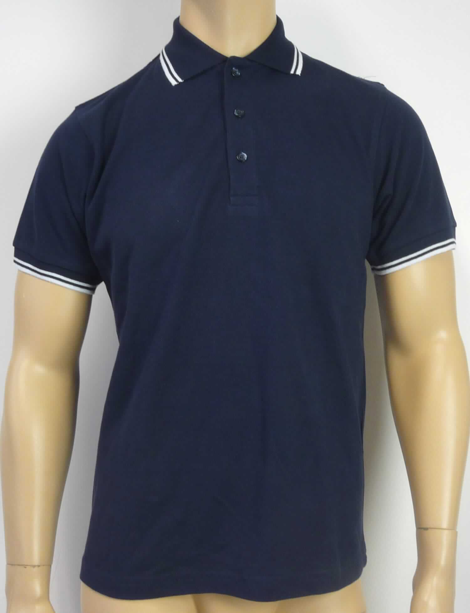 Hemd, sog. Men's Polo Contrast Stripes, Art. 4900 / 4900F, Größe S, Foto siehe Anlage,
- laut Antrag mit fünf Stück je Verpackungseinheit im Polybeutel verpackt,
- aus ca. 0,7 mm dicken, einfarbigen Gewirken aus laut Antrag 100 % Baumwolle; mit durchschnittlich 10 oder 
  mehr Maschen je linearen Zentimeter in jeder Richtung,
- über die Taille reichend (Rückenlänge: ca. 67 cm),
- mit einem buntgewirkten Umlegekragen,
- vorn mit einer nicht durchgehenden Öffnung mit Knopfverschluss von links über rechts (Männerkleidung),
- mit kurzen Ärmeln, an den Ärmelenden mit angesetzten, buntgewirkten Bündchen,
- am unteren Rand durch Umschlagen und Festnähen gesäumt.

"Hemd, aus Gewirken, für Männer, aus Baumwolle"