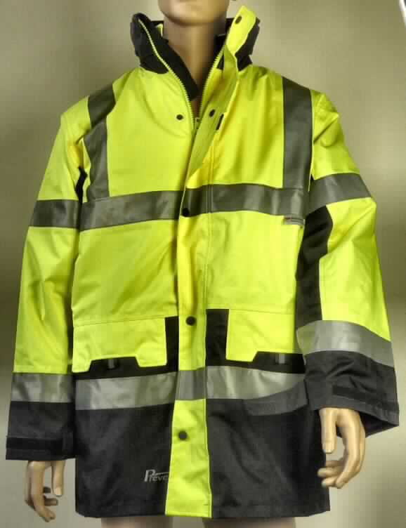 Zwei miteinander verbundene Kleidungsstücke, bestehend aus einem Mantel (Außenteil) und einem anorak-ähnlichen Kleidungsstück (Innenteil), sog. PREVENT-Warnschutzparka gelb, Artikel 3160, Größe S,
Fotos siehe Anlage,
- beide Teile sind miteinander - durch einen Reißverschluss - verbunden, aber auch separat tragbar,
- Mantel:
-- aus unterschiedlichen, einfarbigen (gelben und schwarzen), etwa 0,3 mm dicken, einseitig (Innenseite)
   wahrnehmbar mit Kunststoff (kein Zellkunststoff) überzogenen Geweben der Position 5903,
-- durchgehend leicht gefüttert,
-- bis zum halben Oberschenkel reichend (Rückenlänge: etwa 87 cm),
-- mit einem Stehkragen mit integrierter Kapuze,
-- vorn mit einer durchgehenden Öffnung mit einem bis in die Kragenspitzen reichenden Reißverschluss,
   am Kragenrand mit einer kurzen Überlappung von rechts über links; verdeckt durch eine Patte mit Druck-
   knopfverschluss von links über rechts (Männerkleidung),
-- mit langen Ärmeln; an den Abschlüssen mit Klettverschlussriegeln zu verengen,
-- mit zwei eingesetzten Taschen unterhalb der Taille,
-- mit etwa 5 cm breiten, reflektierenden Streifen ausgestattet,
-- auf der rechten Seite mit einem Schriftzug bedruckt,
-- am unteren Rand gesäumt.
 
"Kleidung aus Erzeugnissen der Position 5903, aus Geweben, von der Art der in den Unterpositionen 6201 11
 bis 6201 19 genannten Waren"