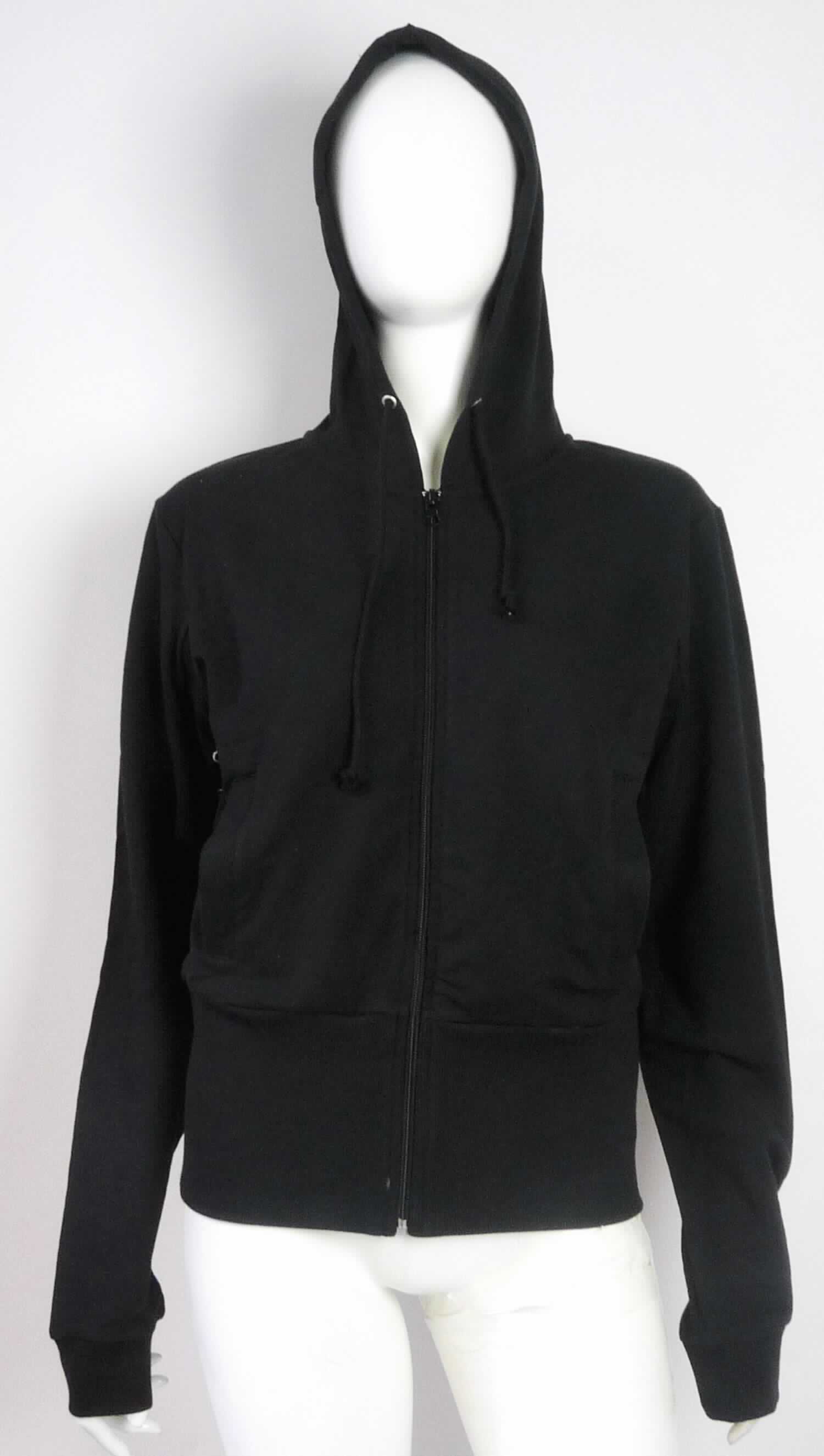 Blouson, sog. Women`s Hooded Jacket, Art. 5390F, Größe M, Foto siehe Anlage,
- laut Antrag mit fünf Stück je Verpackungseinheit im Polybeutel verpackt,
- aus ca. 0,5 mm dicken, einfarbigen Gewirken aus laut Antrag 95 % Baumwolle und 5 % Elasthan (synthetische 
  Chemiefasern),
- über die Taille reichend (Rückenlänge: ca. 60 cm),
- mit einer Kapuze mit Tunnelzug,
- vorn mit einer durchgehenden Öffnung mit Reißverschluss,
- ohne Hinweise auf den Trägerkreis (unisex),
- mit langen Ärmeln, die über den unteren Rand des Kleidungsstücks hinausreichen; an den Ärmelenden mit
  verengenden Bündchen,
- vorn mit zwei eingesetzten, offenen Taschen unterhalb der Taille,
- am unteren Rand mit einem angesetzten, verengenden, gerippt gewirkten Bund,
- erfüllt die Merkmale zur Einreihung als Blouson, somit keine Jacke.

"Blouson, aus Gewirken, für Frauen, aus Baumwolle"